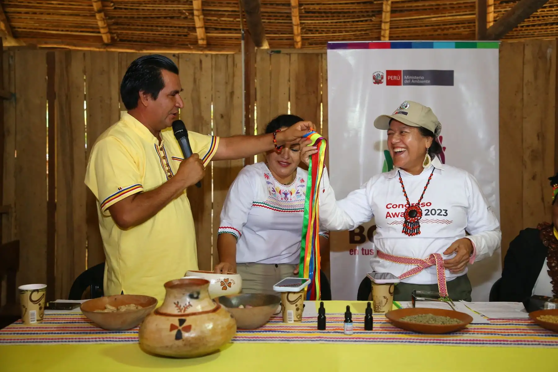 Ministra del Ambiente, Albina Ruiz entregó cheques a un grupo de comunidades nativas y/o pequeños usuarios del bosque para el financiamiento de planes de negocio que contribuyan a su conservación, en la provincia de Lamas.
Foto: Ministerio del Ambiente