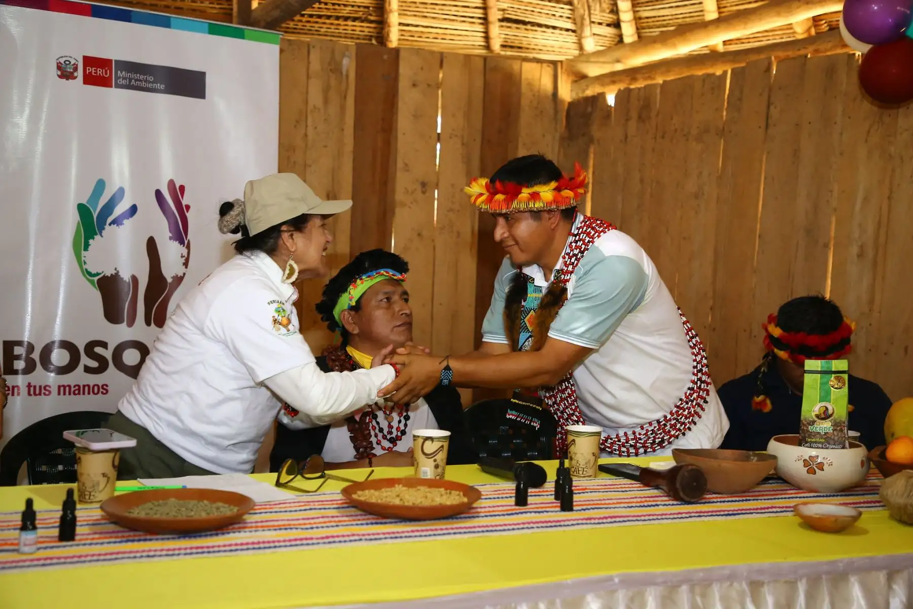 Ministra del Ambiente, Albina Ruiz entregó cheques a un grupo de comunidades nativas y/o pequeños usuarios del bosque para el financiamiento de planes de negocio que contribuyan a su conservación, en la provincia de Lamas.
Foto: Ministerio del Ambiente