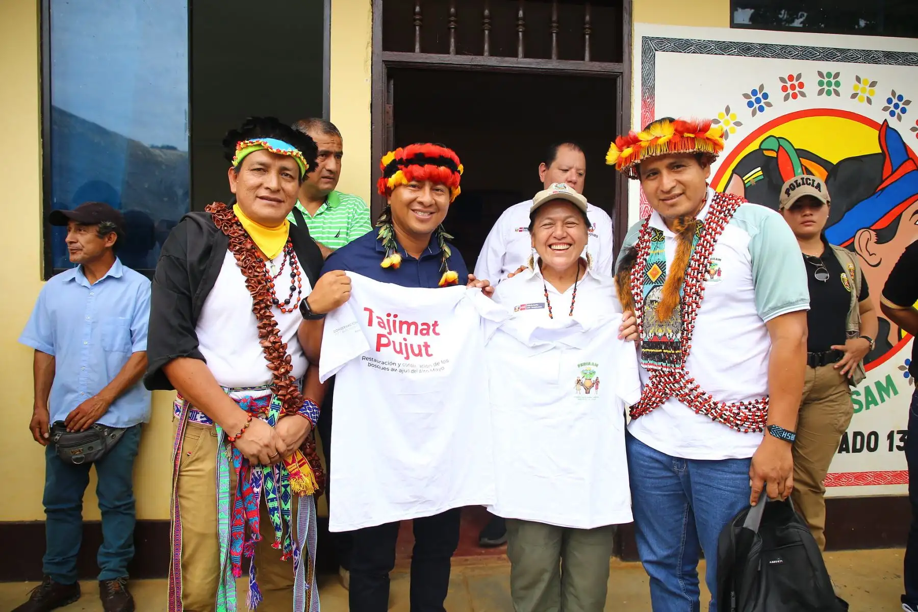 Ministra del Ambiente, Albina Ruiz entregó cheques a un grupo de comunidades nativas y/o pequeños usuarios del bosque para el financiamiento de planes de negocio que contribuyan a su conservación, en la provincia de Lamas.
Foto: Ministerio del Ambiente