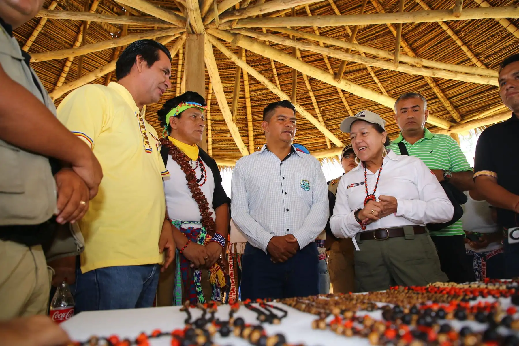 Ministra del Ambiente, Albina Ruiz entregó cheques a un grupo de comunidades nativas y/o pequeños usuarios del bosque para el financiamiento de planes de negocio que contribuyan a su conservación, en la provincia de Lamas.
Foto: Ministerio del Ambiente