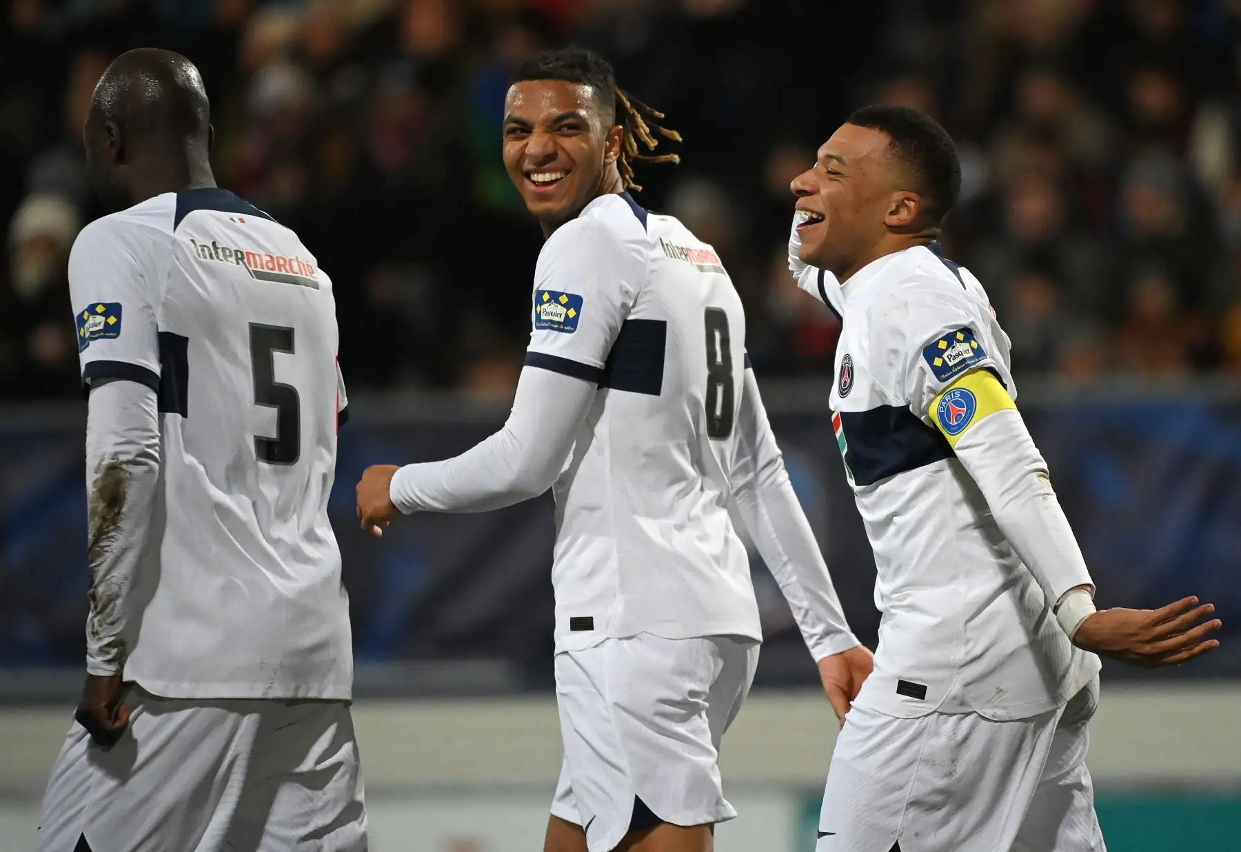 El delantero francés del Paris Saint-Germain,  Kylian Mbappe celebra con su compañero de equipo el centrocampista italiano del Paris Saint-Germain, Cher Ndour después de marcar un gol durante el partido de fútbol de la Copa de Francia entre US Revel y Paris Saint-Germain en el estadio Pierre-Fabre. en Castres, sur de Francia.
Foto: AFP