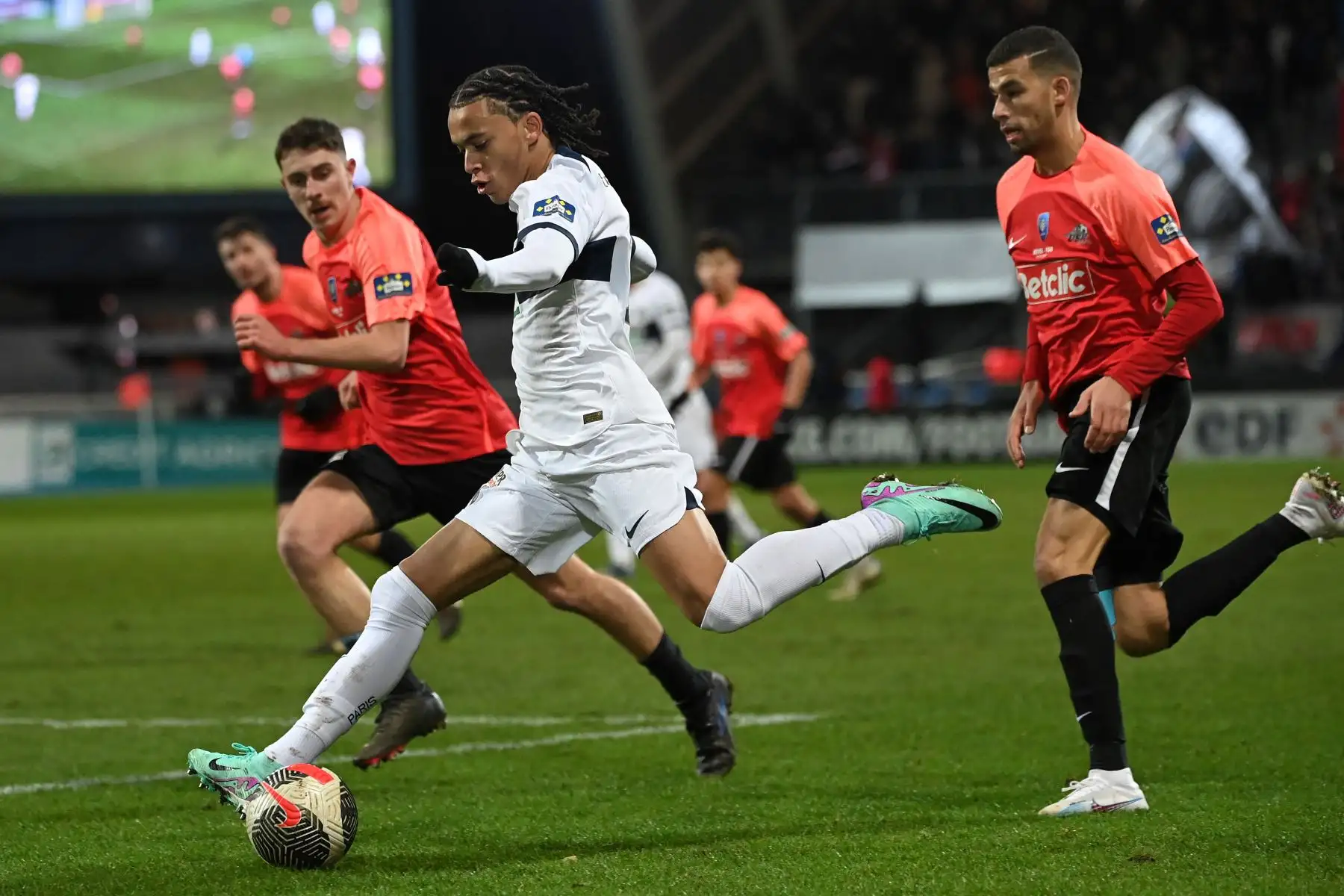 El centrocampista  del Paris Saint-Germain,  Ethan Mbappe patea el balón durante el partido de fútbol de la Copa de Francia entre US Revel y Paris Saint-Germain en el estadio Pierre-Fabre en Castres, sur de Francia.
Foto: AFP