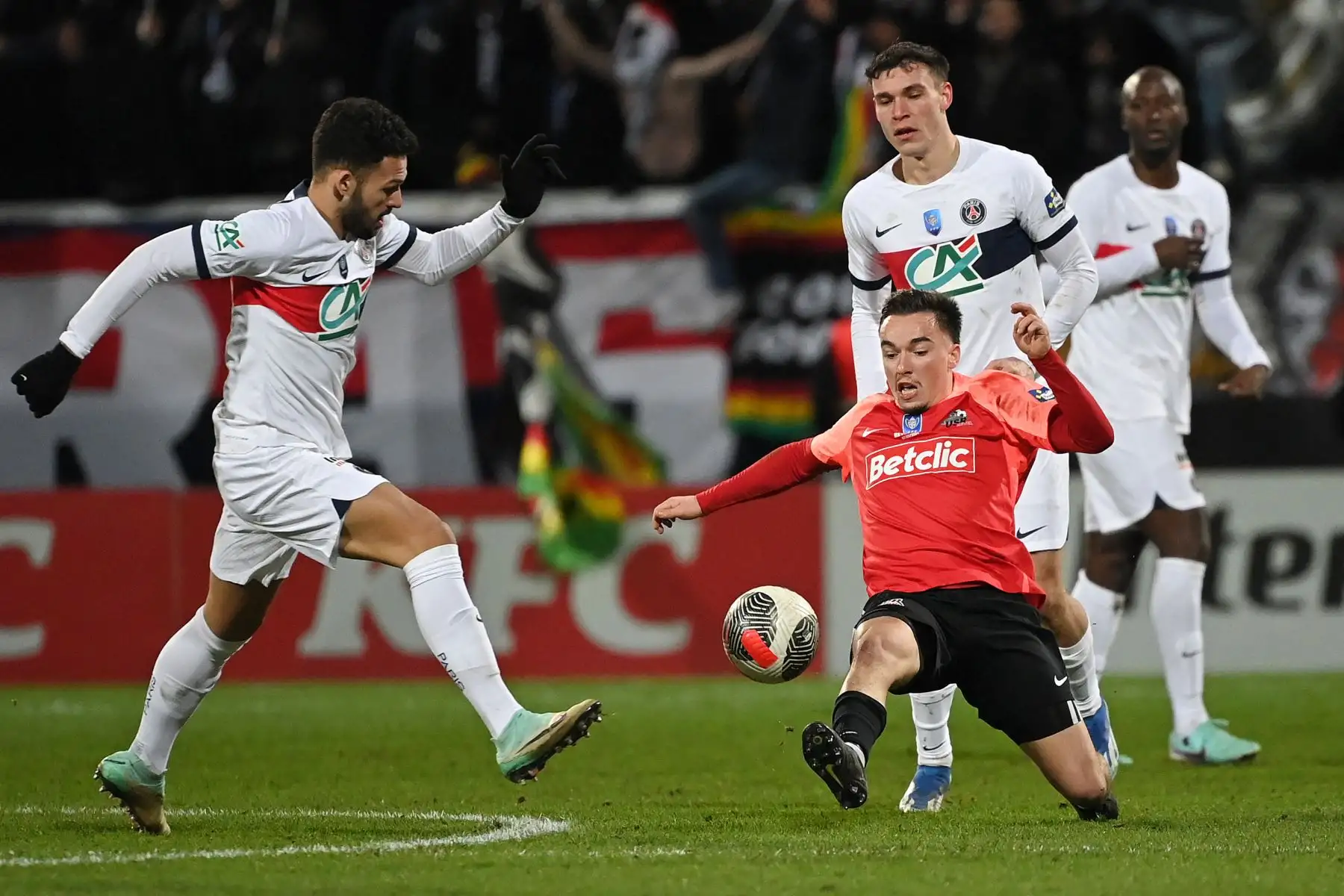 El delantero portugués del Paris Saint-Germain,  Goncalo Ramos lucha por el balón con el defensor francés de Revel, Pierre-Antoine Palacios durante el partido de fútbol de la Copa de Francia entre US Revel y Paris Saint-Germain en el estadio Pierre-Fabre de Castres. sur de Francia.
Foto: AFP
