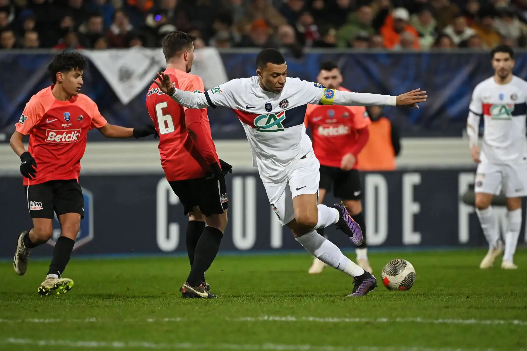 El delantero francés del Paris Saint-Germain, Kylian Mbappe , controla el balón durante el partido de fútbol de la Copa de Francia entre el US Revel y el Paris Saint-Germain en el estadio Pierre-Fabre de Castres, sur de Francia.
Foto: AFP