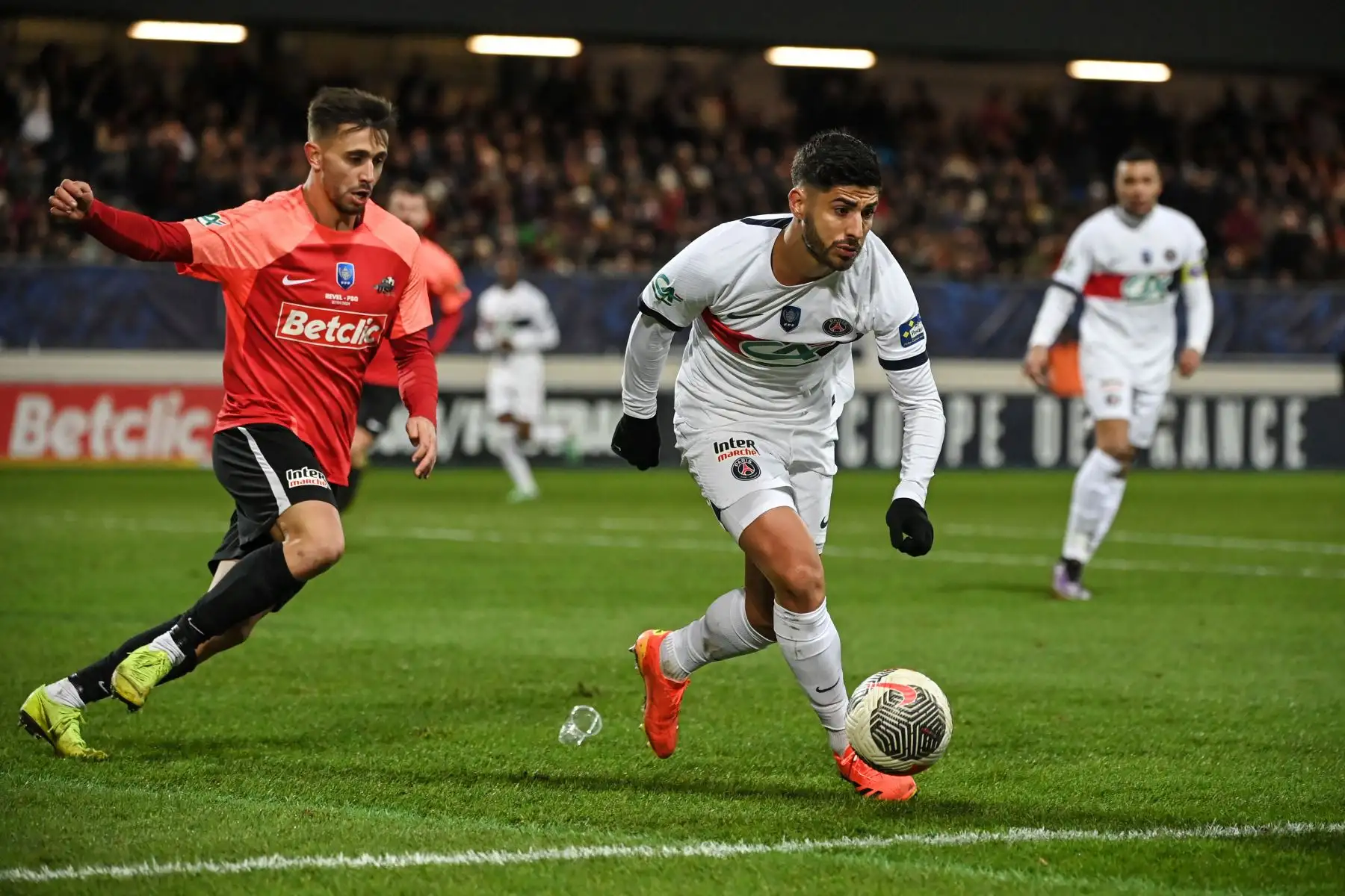 El centrocampista francés de Revel, Maxime Zahil  lucha por el balón con el delantero español del Paris Saint-Germain ,  Marco Asensio durante el partido de fútbol de la Copa de Francia entre US Revel y Paris Saint-Germain en el estadio Pierre-Fabre de Castres , sur de Francia.
Foto: AFP