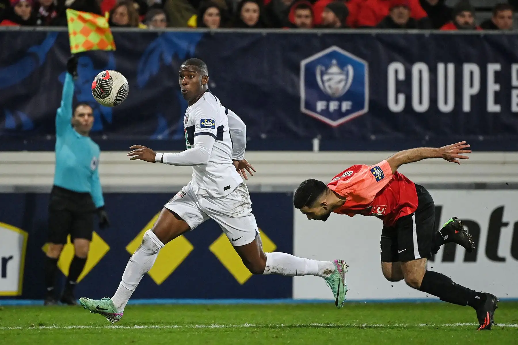El defensor francés del Paris Saint-Germain, Nordi Mukiele  lucha por el balón con el centrocampista franco-marroquí,  Habib Ouhafsa de Revel durante el partido de fútbol de la Copa de Francia entre US Revel y Paris Saint-Germain en el estadio Pierre-Fabre de Castres. sur de Francia.
Foto: AFP