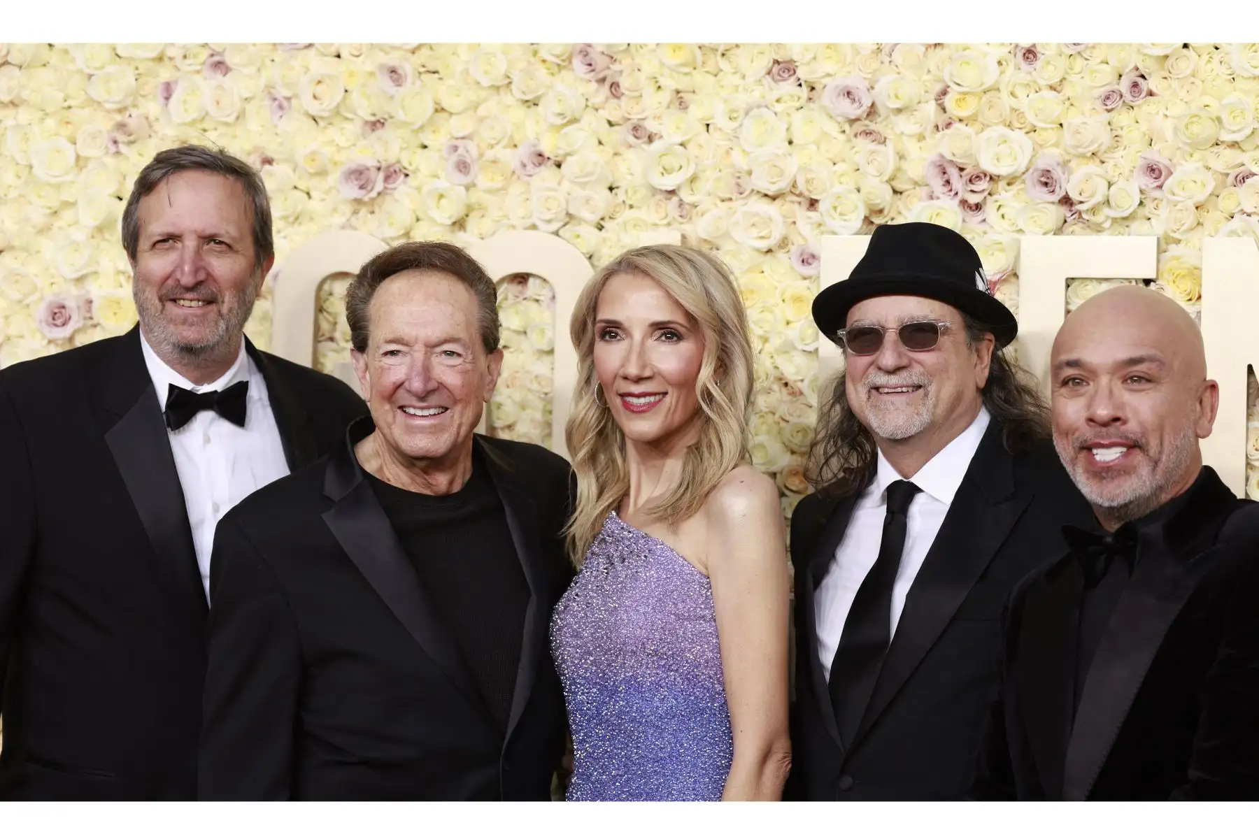 Los productores Ricky Kirshner, Barry Adelman, Ellen Hoehen, Glenn Weiss y el presentador Jo Koy llegan a la 81ª edición de los Golden Globe Awards en el hotel Beverly Hilton de Beverly Hills, California.
Foto: AFP