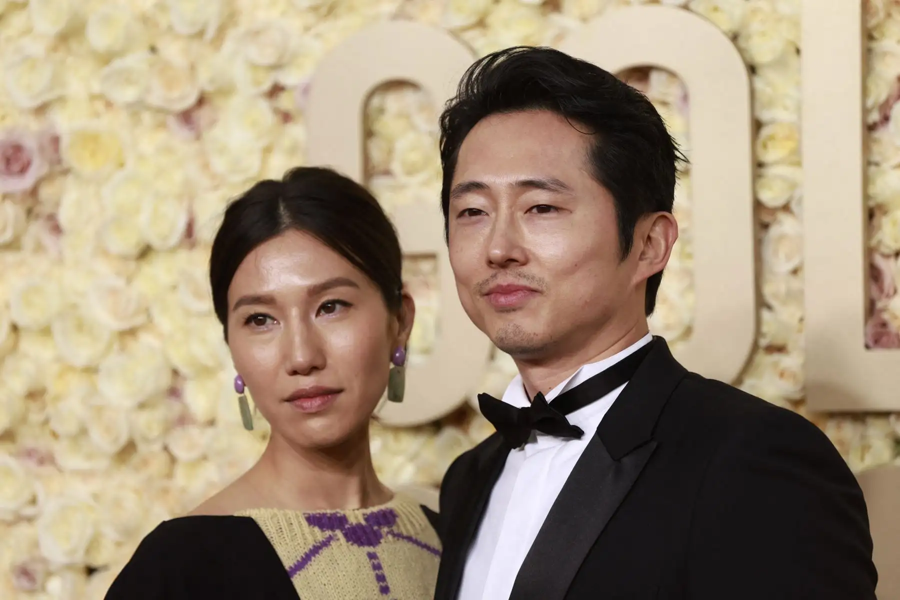 El actor estadounidense Steven Yeun y su esposa Joana Pak llegan a la 81ª edición de los Golden Globe Awards en el hotel Beverly Hilton de Beverly Hills, California.
Foto: AFP