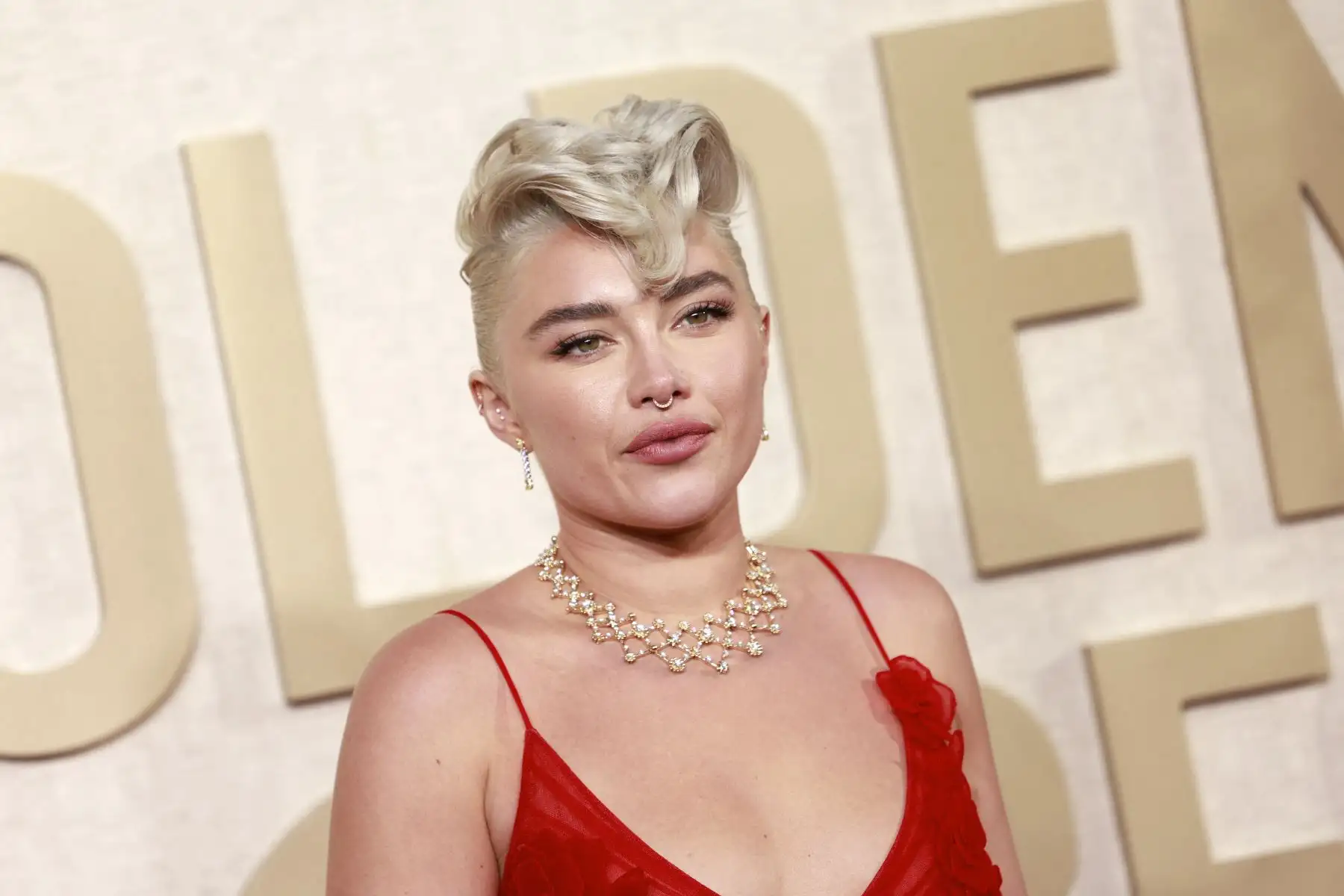 La actriz británica Florence Pugh llega a la 81ª edición de los Golden Globe Awards en el hotel Beverly Hilton de Beverly Hills, California.
Foto: AFP