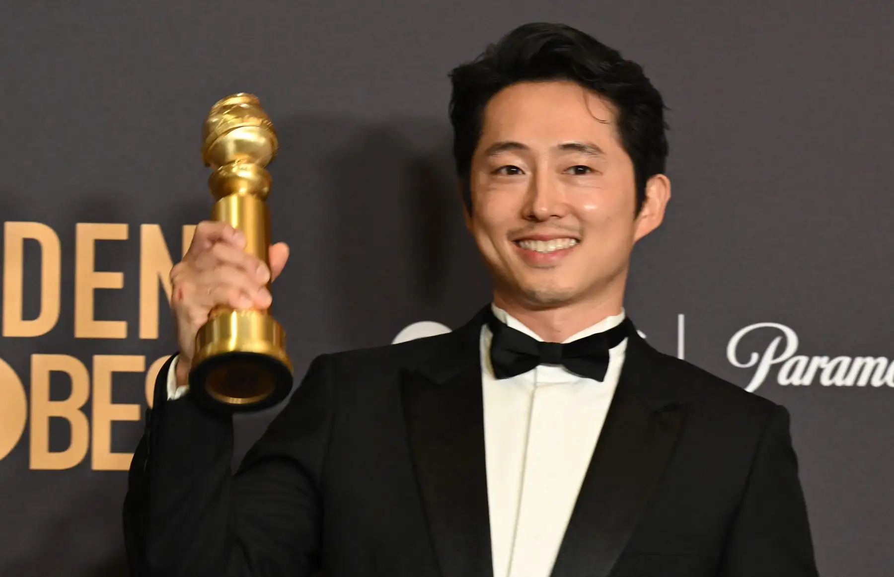 El actor estadounidense Steven Yeun posa con el premio a la Mejor Actuación de un Actor Masculino en una Serie Limitada, Serie de Antología o Película para Televisión por "Beef" en la sala de prensa durante la 81ª edición anual de los Globos de Oro en el hotel Beverly Hilton de Beverly Hills, California.
Foto: AFP