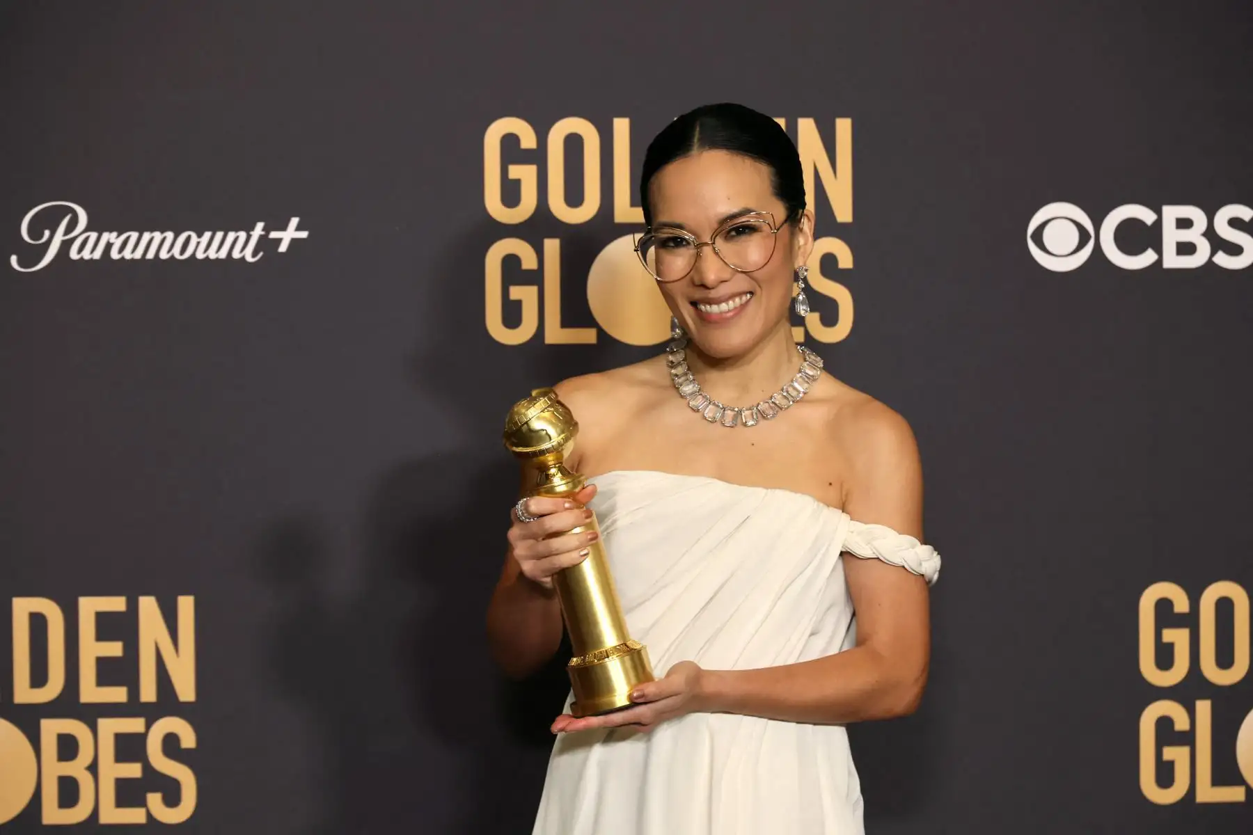Ali Wong, ganadora del premio a la Mejor Actuación de una Actriz, Serie Limitada, Serie de Antología o Película para Televisión por "Beef", posa en la sala de prensa durante la 81ª Entrega Anual de los Globos de Oro en El Beverly Hilton.
Foto: AFP