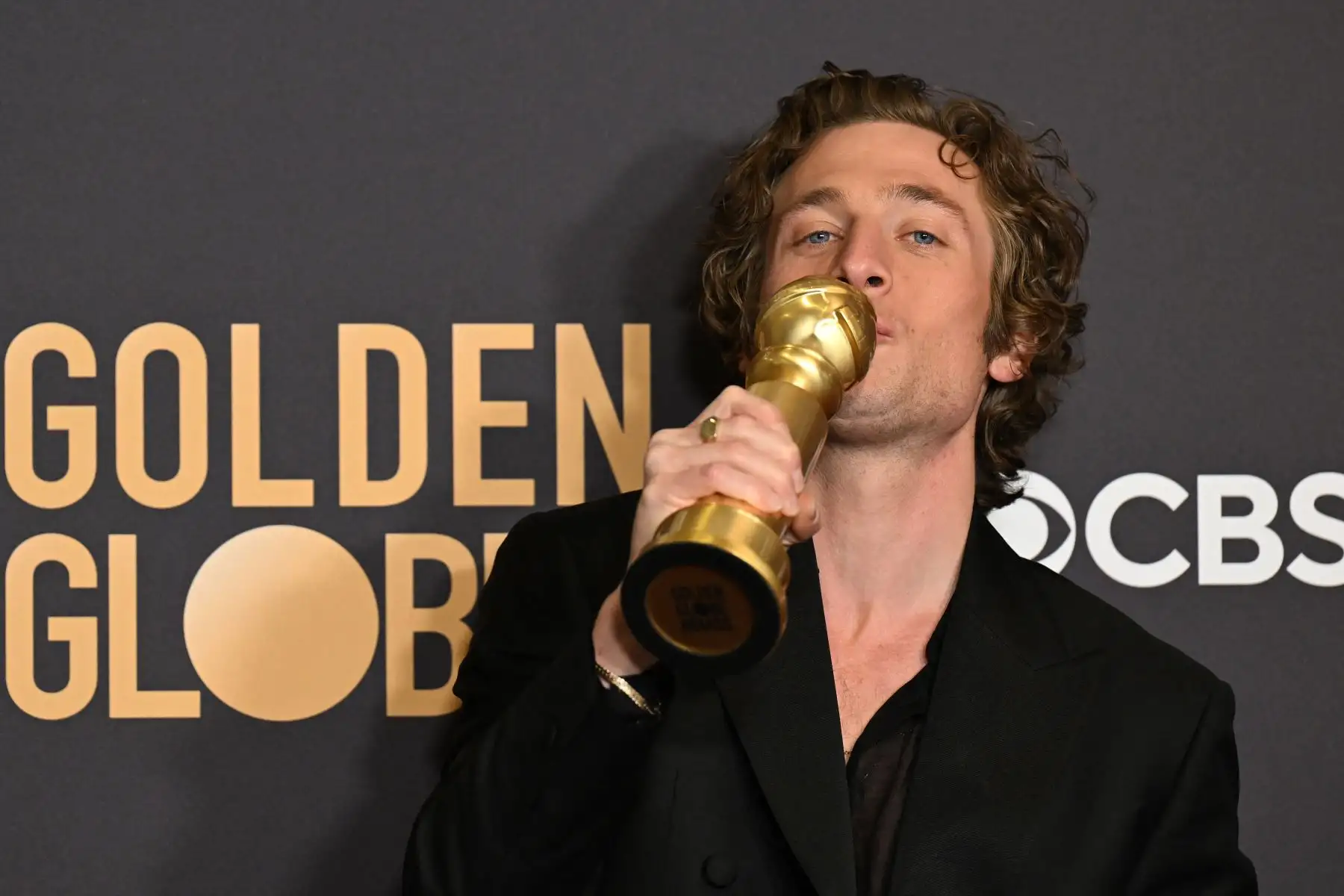 El actor estadounidense Jeremy Allen White posa con el premio a la Mejor Actuación de un Actor Masculino en una Serie de Televisión - Musical o Comedia por "The Bear" en la sala de prensa durante la 81ª edición anual de los Golden Globe Awards en el hotel Beverly Hilton de Beverly Hills, California.
Foto: AFP