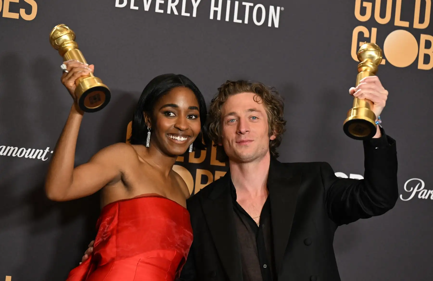 La actriz estadounidense Ayo Edebiri posa con el premio a la Mejor Actuación de un Actor en una Serie de Televisión - Musical o Comedia por "The Bear" con el actor estadounidense Jeremy Allen White con el premio a la Mejor Actuación de un Actor en una Serie de Televisión - Musical o Comedia por "The Bear" en la sala de prensa durante la 81ª edición de los Golden Globe Awards en el hotel Beverly Hilton de Beverly Hills, California.
Foto: AFP
