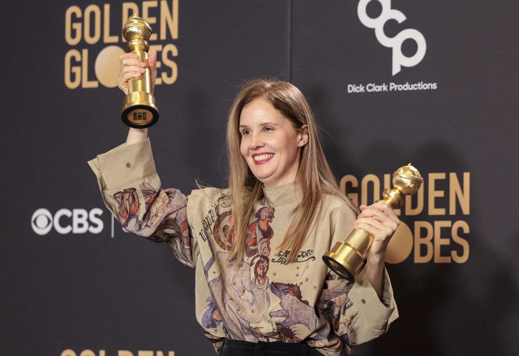La directora francesa Justine Triet celebra los premios Globo de Oro al Mejor Guión - Película y Mejor Película en Idioma no Inglés por la película 