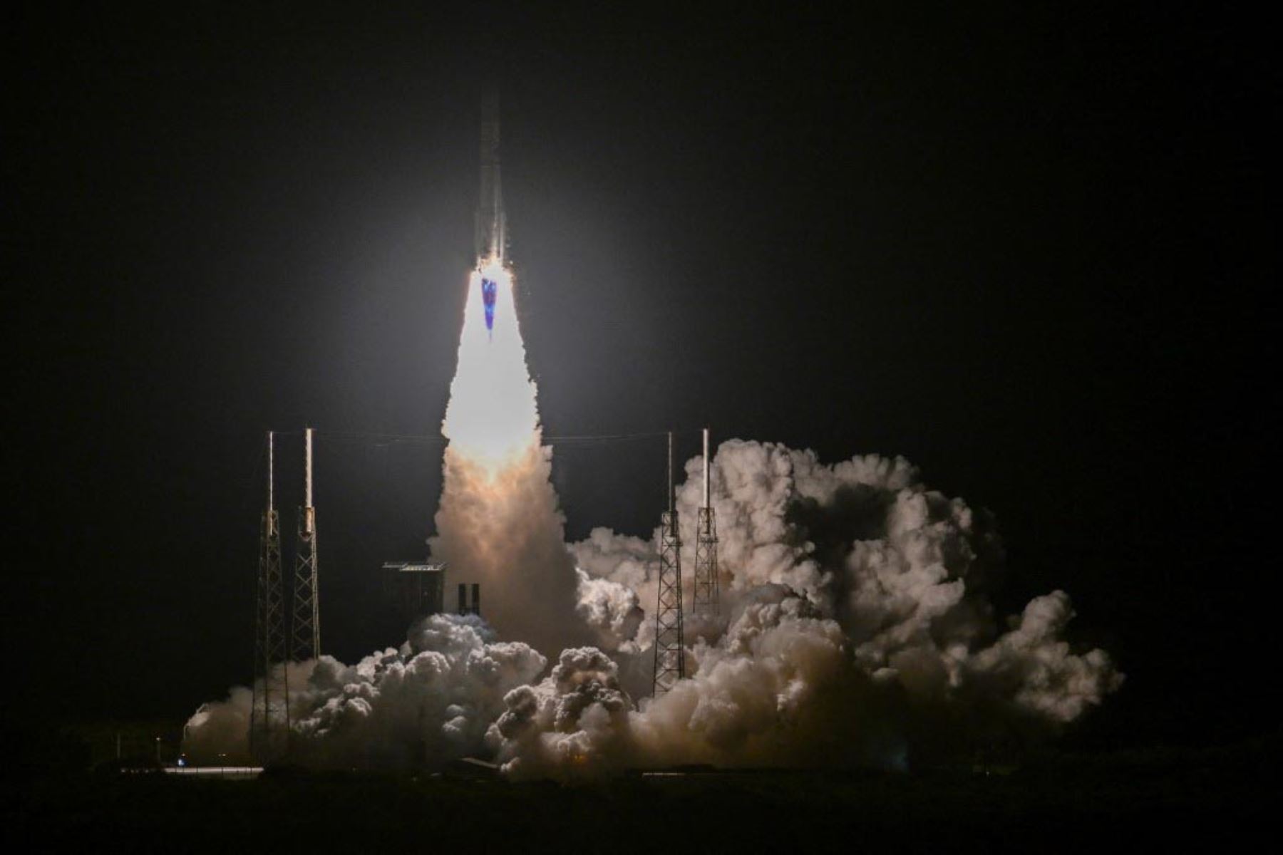 El nuevo cohete, el Vulcan Centaur de United Launch Alliance (ULA), despega del Complejo de Lanzamiento Espacial 41d en la Estación de la Fuerza Espacial de Cabo Cañaveral en Cabo Cañaveral, Florida, el 8 de enero de 2024, para su viaje inaugural, llevando el módulo de aterrizaje lunar Peregrine de Astrobotic. Foto: AFP