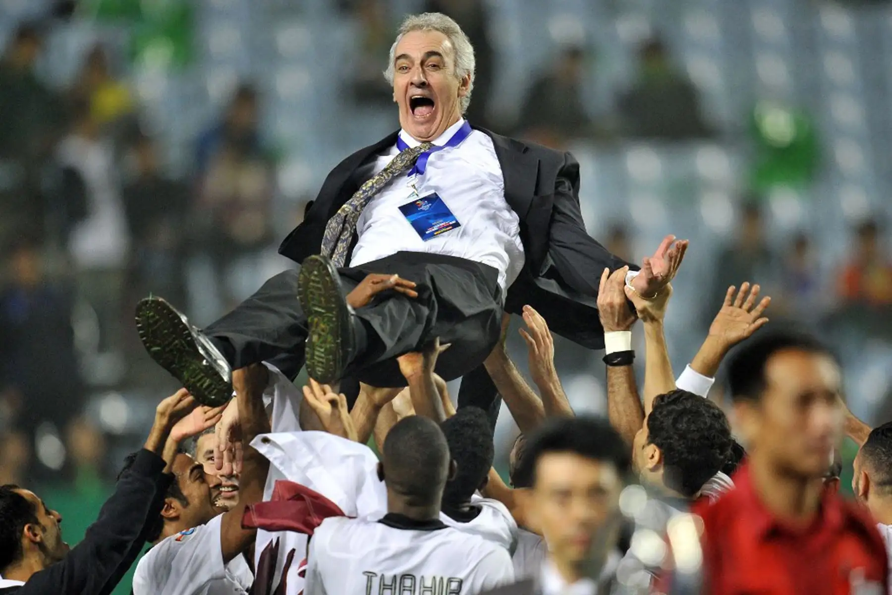 Fotografía tomada el 5 de noviembre de 2011, en partido por la final  de fútbol de la Liga de Campeones , entre Al Sadd de Qatar y el Jeonbuk Hyundai Motors de Corea del Sur .
Los jugadores del Al Sadd de Qatar llevan a su entrenador Jorge Daniel Fossati Lurachi para celebrar su victoria. 
Foto: AFP