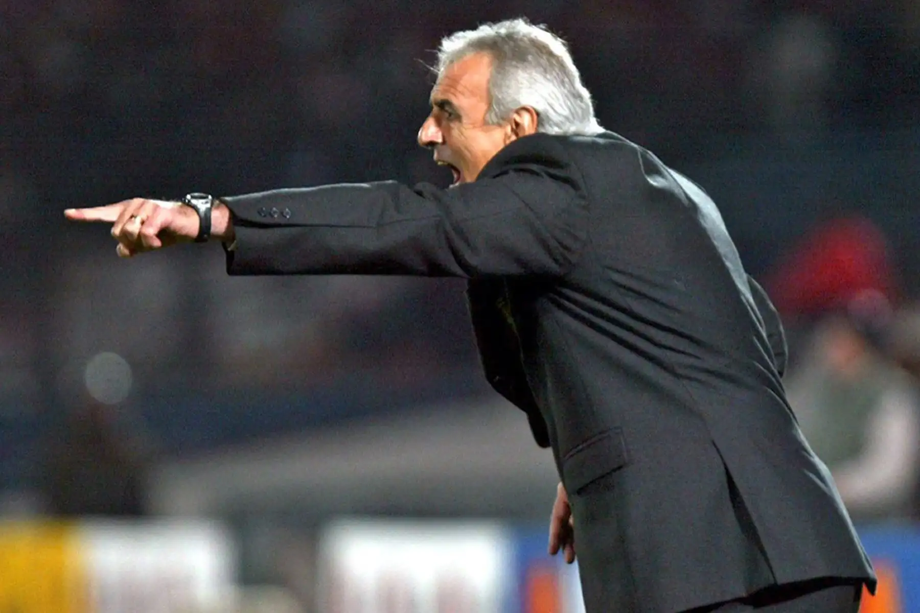 El entrenador uruguayo Jorge Fossati hace gestos durante un partido de la ronda de clasificación sudamericana de la Copa Mundial de la FIFA Alemania 2006 contra Chile en el Estadio Nacional de Santiago. El partido terminó empatado 1-1. 
Foto: AFP