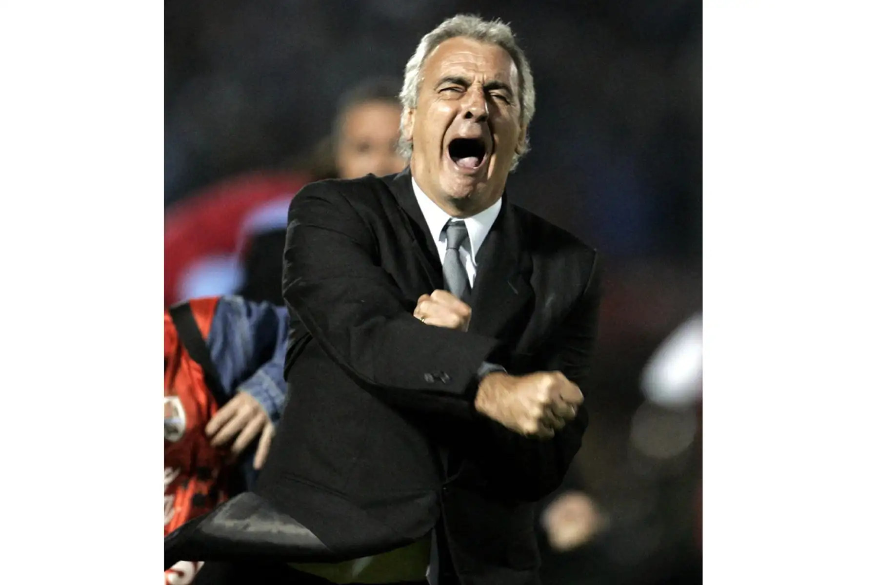 El entrenador de Uruguay, Jorge Fossati, celebra después de que su equipo derrotara a Argentina en su último partido de clasificación para la Copa Mundial Sudamericana de la FIFA Alemania 2006, el 12 de octubre de 2005, en Montevideo. Uruguay clasificó quinto y se enfrentará a Australia por un lugar en la Copa Mundial de la FIFA. 
Foto: AFP
