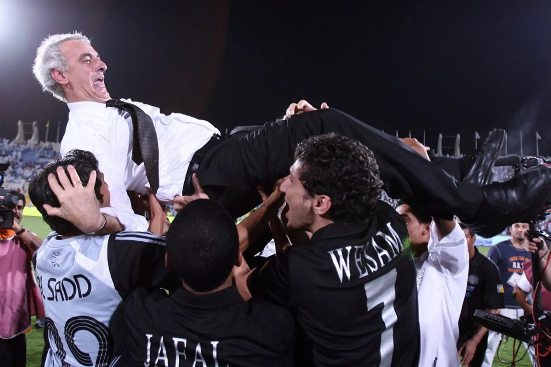 Los jugadores del club al-Sadd llevan a su entrenador uruguayo Jorge Fossati  mientras celebran tras ganar la final de la Copa Príncipe Heredero contra el club al-Gharrafa en Doha, el 5 de mayo de 2007. Sadd obtuvo el título tras ganar 2-1. 
Foto: AFP