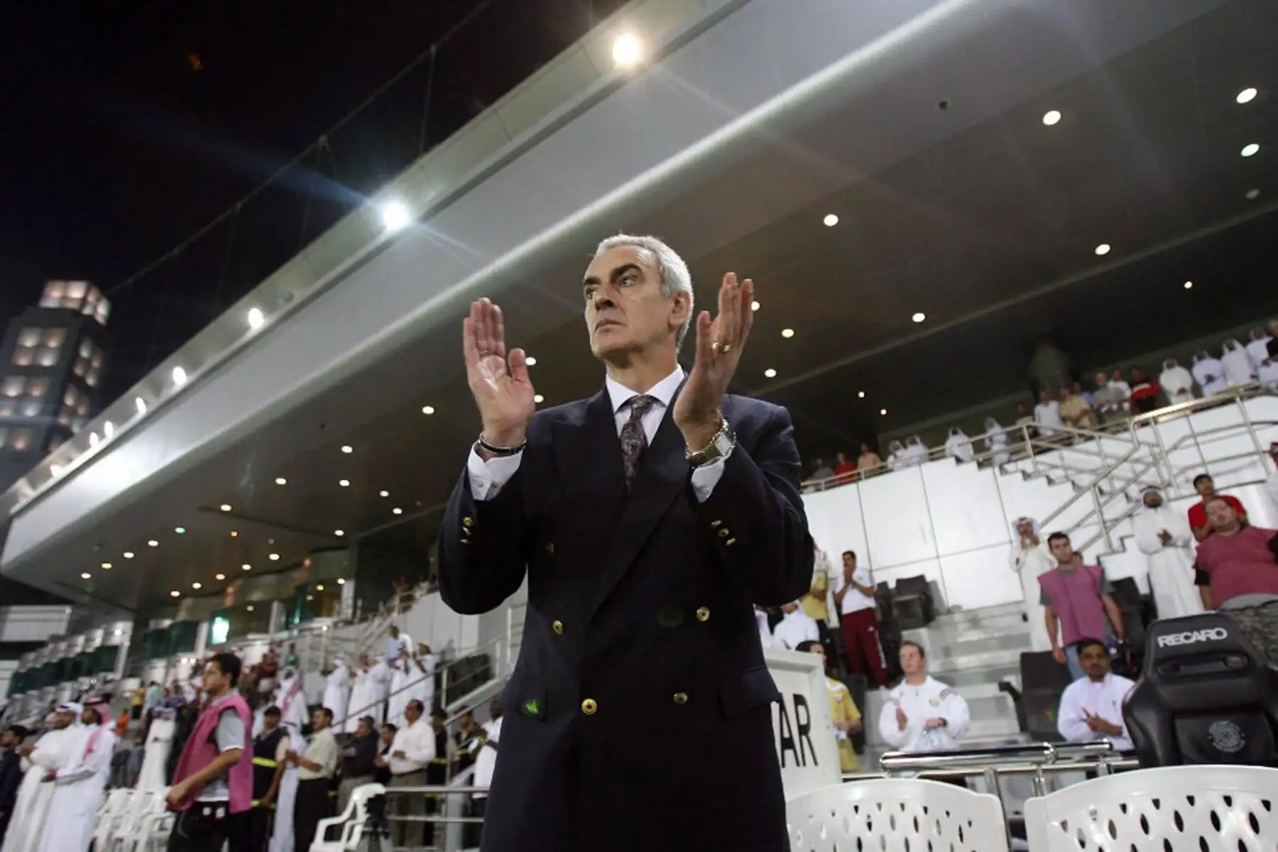 El entrenador nacional de fútbol de Qatar, Jorge Fossati, de Uruguay, aplaude durante el partido de clasificación de la zona asiática de la Copa Mundial 2010 de su equipo durante la primera ronda y el partido de vuelta de su equipo contra Sri Lanka en el estadio Al-Sadd de Doha, el 28 de octubre de 2007. 
Foto: AFP