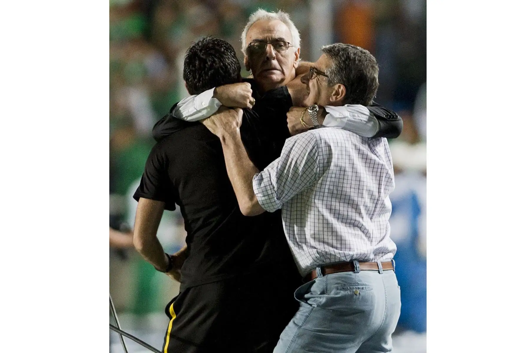 El entrenador de Peñarol de Uruguay, Jorge Fossati , celebra después de ganar contra el Deportivo Cali de Colombia durante su partido de fútbol de la Copa Sudamericana en el estadio Olímpico Pascual Guerrero en Cali, Colombia, el 24 de septiembre de 2014. 
Foto: AFP