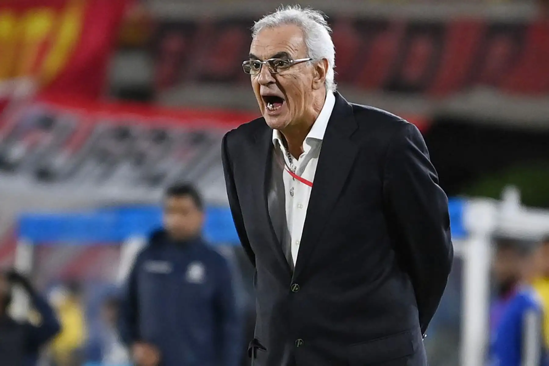 El entrenador uruguayo de Universitario, Jorge Fossati, da instrucciones a sus jugadores durante el partido de vuelta de la fase de grupos de la Copa Sudamericana entre Independiente Santa Fe de Colombia y Universitario de Perú en el estadio Nemesio Camacho "El Campín" de Bogotá el 8 de junio de 2023. 
Foto: AFP