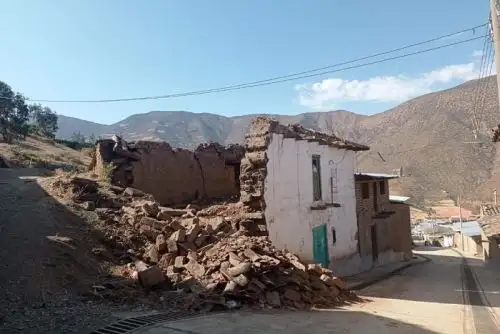 Se viene coordinando con los siguientes niveles de gobierno (provincial y regional) para atender a las tres familias damnificadas con bienes de ayuda humanitaria.