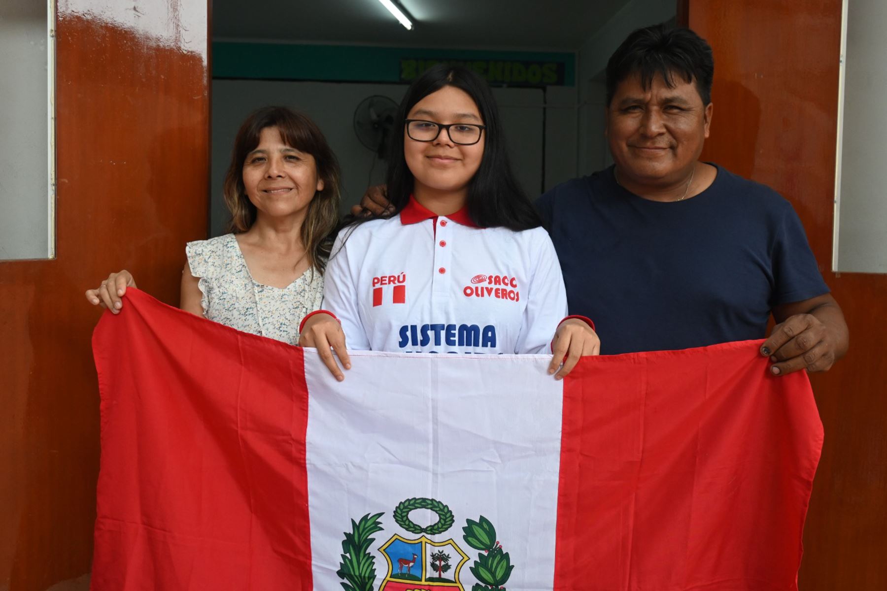 Angie Alcántara junto a sus padres, quienes la han apoyado en todo momento a lo largo de su desarrollo académico. Foto: Cortesía
