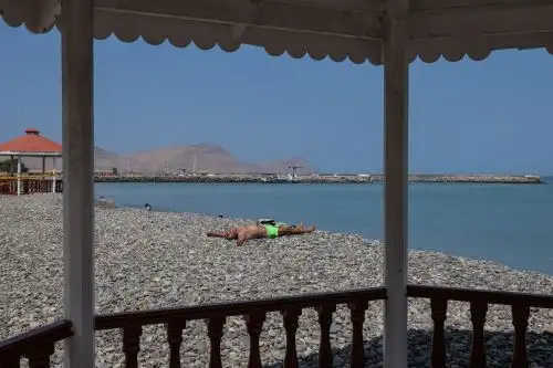 La Punta reabrió hoy lunes 8 de enero el acceso de los bañistas a sus playas luego de haber sido cerradas por el fuerte oleaje la semana pasada. Fotos: ANDINA/Andrés Valle