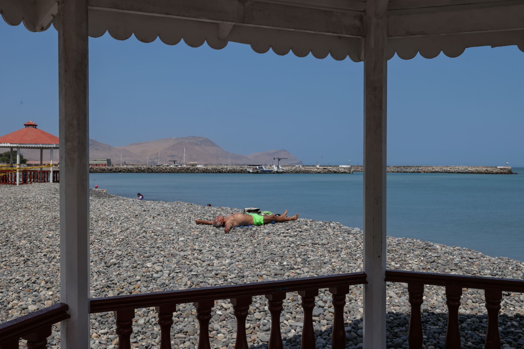 La Punta reabrió hoy lunes 8 de enero el acceso de los bañistas a sus playas luego de haber sido cerradas por el fuerte oleaje la semana pasada. Fotos: ANDINA/Andrés Valle