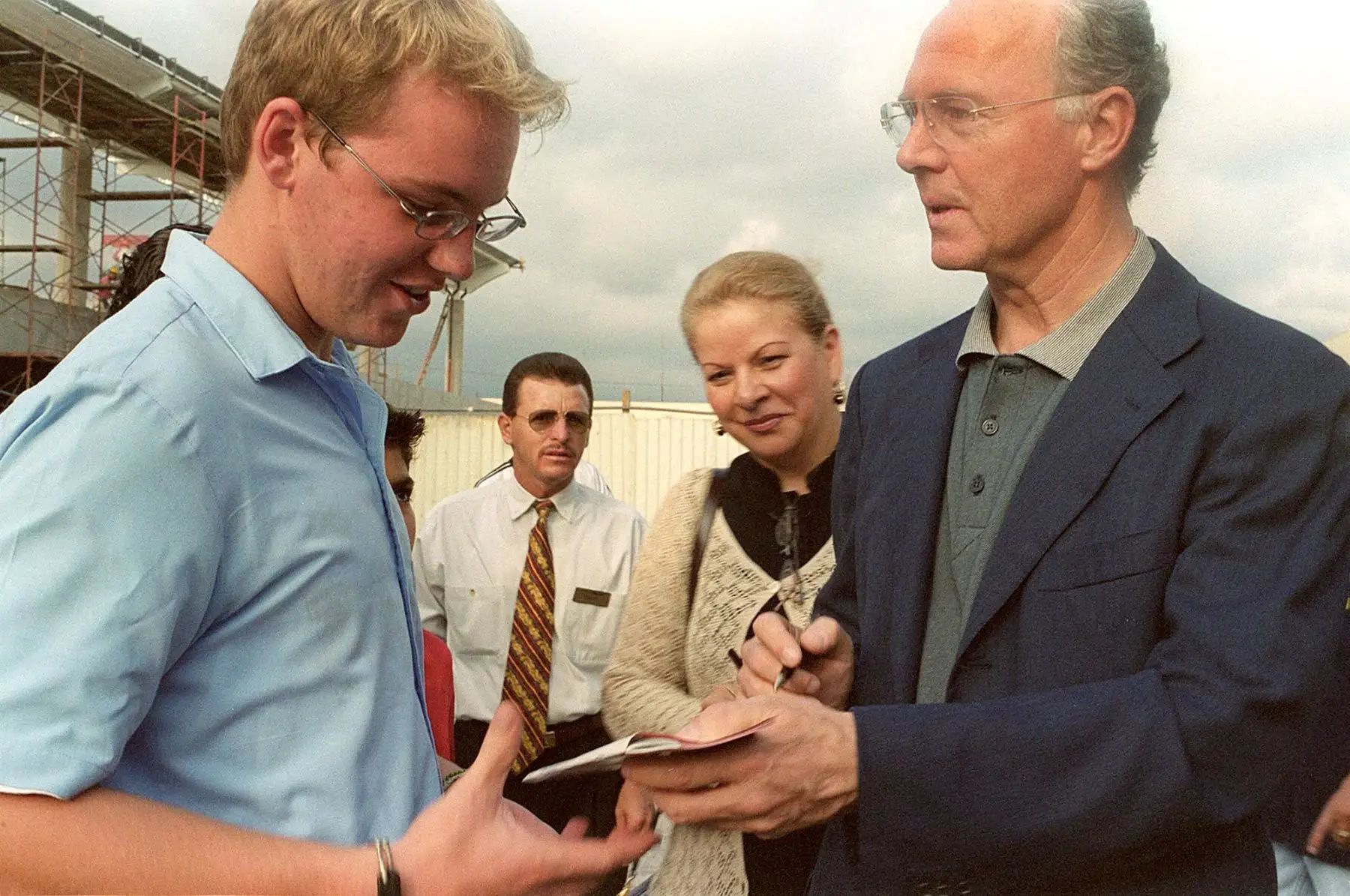 Franz Beckenbauer firma su autógrafo para un estudiante, el 27 de marzo de 2000, en el Aeropuerto Internacional Juan Santamaría de San José, Costa Rica.
Foto: AFP