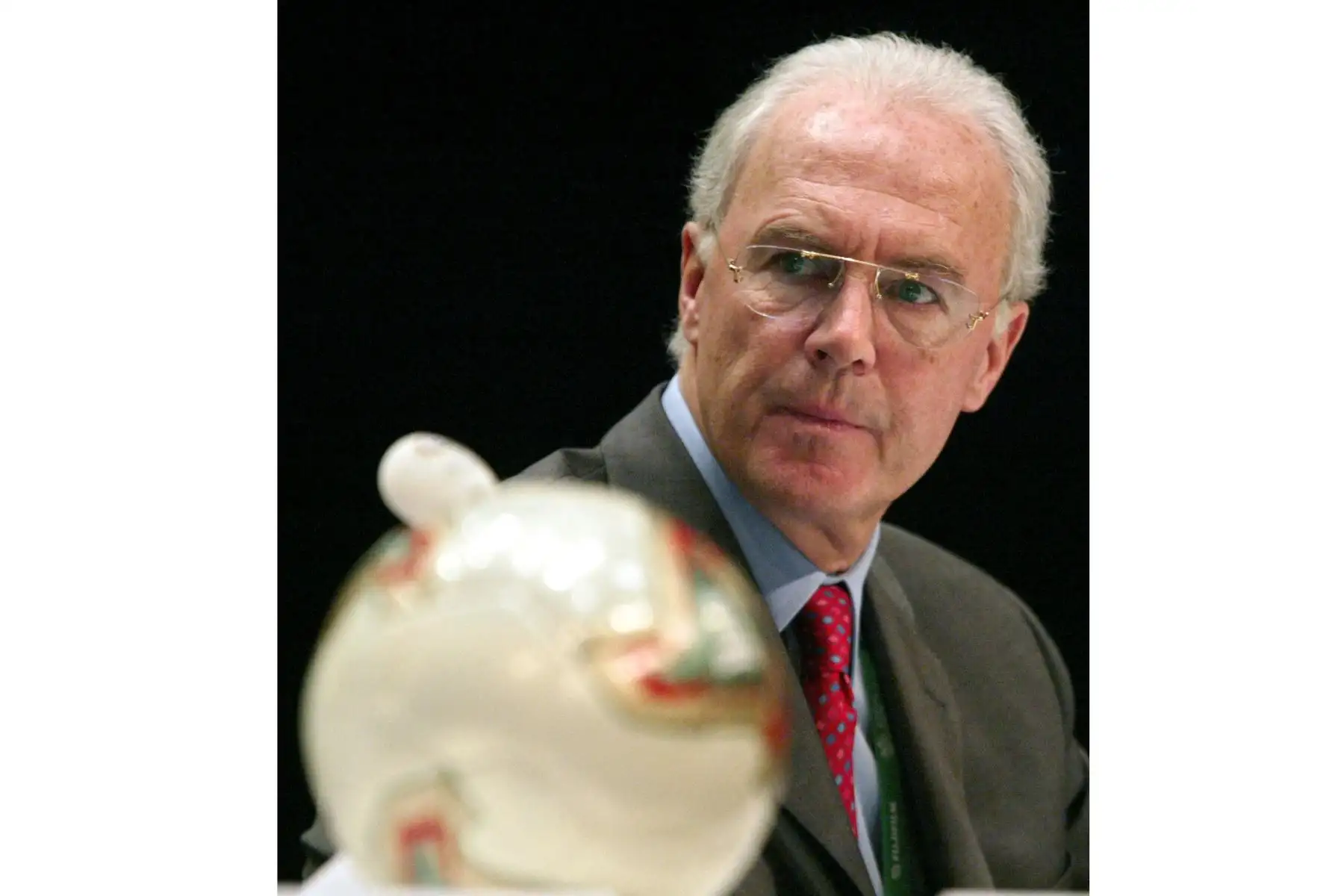 La ex estrella del fútbol alemán Franz Beckenbauer, que dirige el Comité Organizador de la Copa Mundial de 2006, observa, el 4 de diciembre de 2003, en el centro de congresos de Frankfurt/Main, antes del sorteo preliminar de la Copa Mundial de 2006.
Foto : AFP