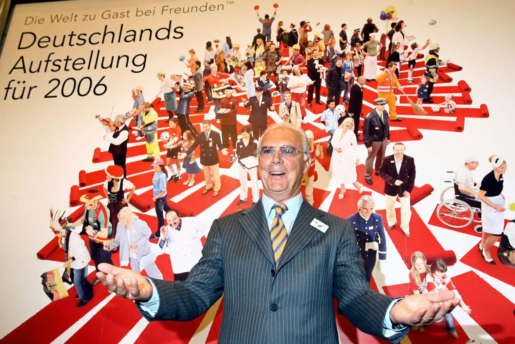 El presidente del comité organizador de la Copa Mundial de Fútbol de la FIFA 2006, Franz Beckenbauer, posa delante de un cartel de la campaña alemana de servicio y amabilidad, el 7 de marzo de 2006 en Berlín.
Foto: AFP