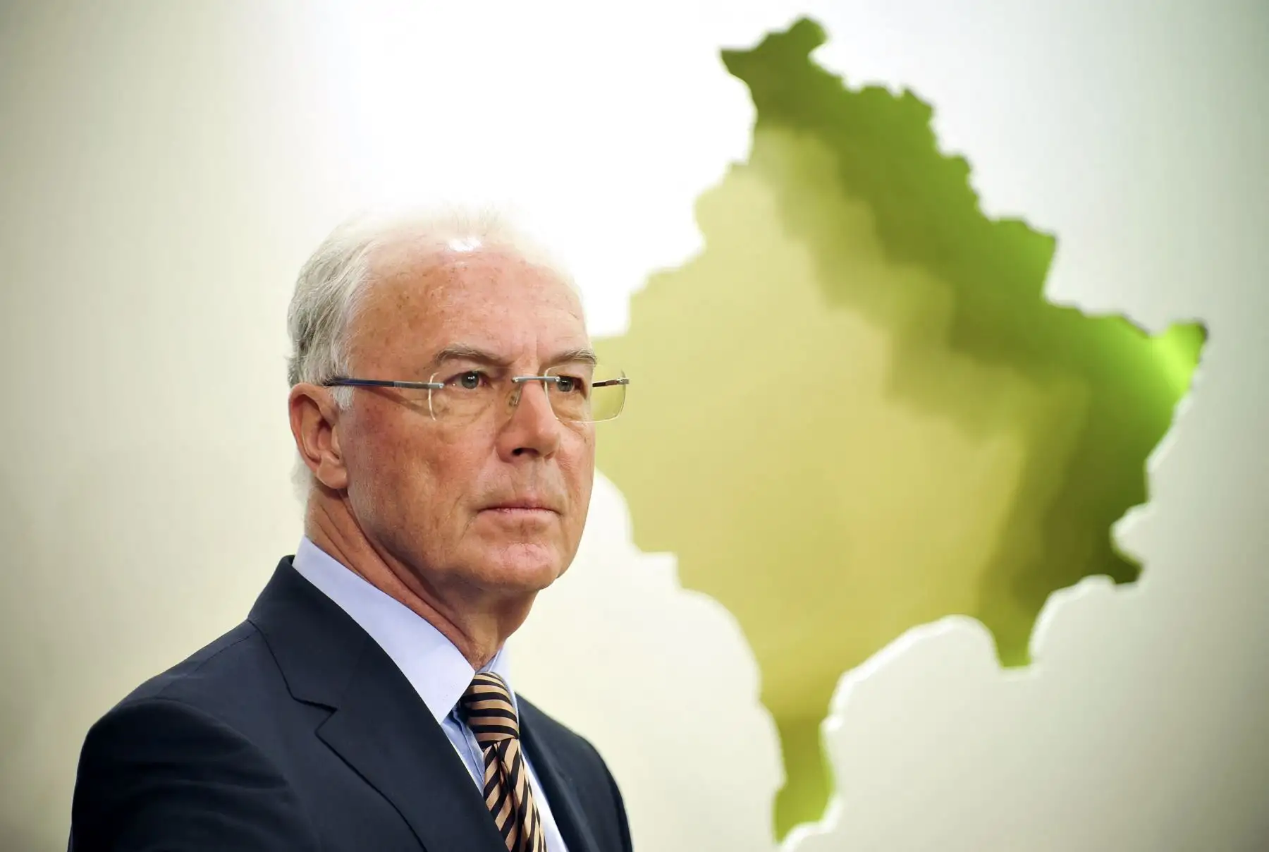 Franz Beckenbauer, leyenda del fútbol alemán y miembro del comité ejecutivo de la FIFA, da una conferencia de prensa con el presidente de Kosovo, Behgjet Pacolli , en Pristina el 4 de marzo de 2011, durante su primera visita a Kosovo. 
Foto: AFP