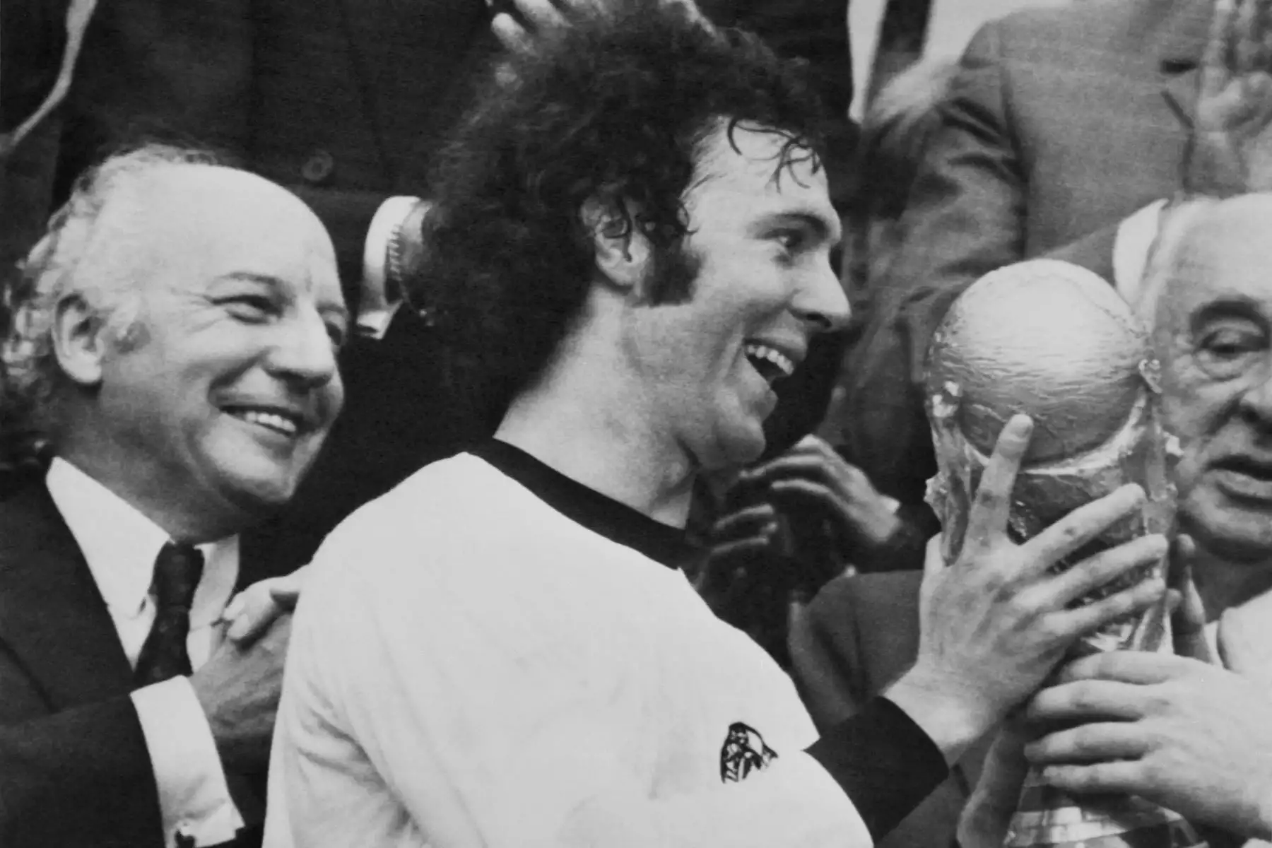 El capitán de Alemania Occidental, Franz Beckenbauer, sostiene el trofeo después de la victoria de su equipo en la final del Mundial de fútbol "Alemania Occidental - Holanda" en el Estadio Olímpico de Múnich el 7 de julio de 1974.
Franz Beckenbauer murió a los 78 años, anunció la asociación alemana de fútbol el 8 de enero de 2024.
AFP