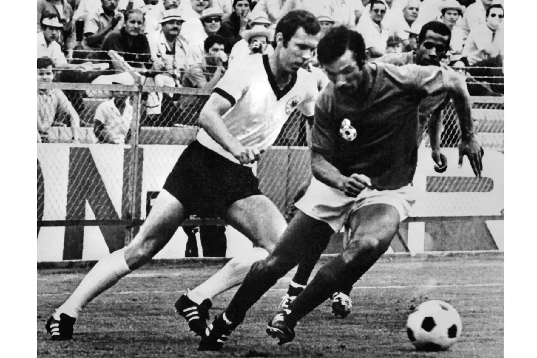 El centrocampista de Alemania Occidental Franz Beckenbauer  lucha por el balón con el marroquí Benkhrif Boujemaa mientras Mohammed El Filali (atrás) mira durante el partido de fútbol de primera ronda de la Copa Mundial entre Alemania Occidental y Marruecos el 3 de junio de 1970 en León. Franz Beckenbauer murió a los 78 años, anunció la asociación alemana de fútbol el 8 de enero de 2024.
Foto: AFP