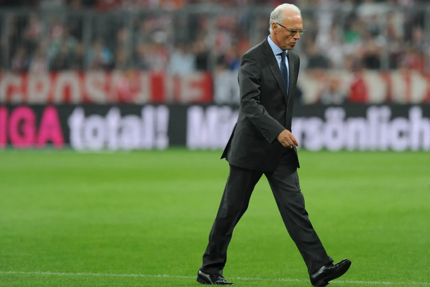El ex presidente del Bayern Munich, Franz Beckenbauer, abandona el campo antes de un partido amistoso entre el club alemán de la primera división de fútbol Bundesliga FC Bayern Munich y el equipo español Real Madrid en Munich, sur de Alemania, el 13 de agosto de 2010. 
Foto: AFP