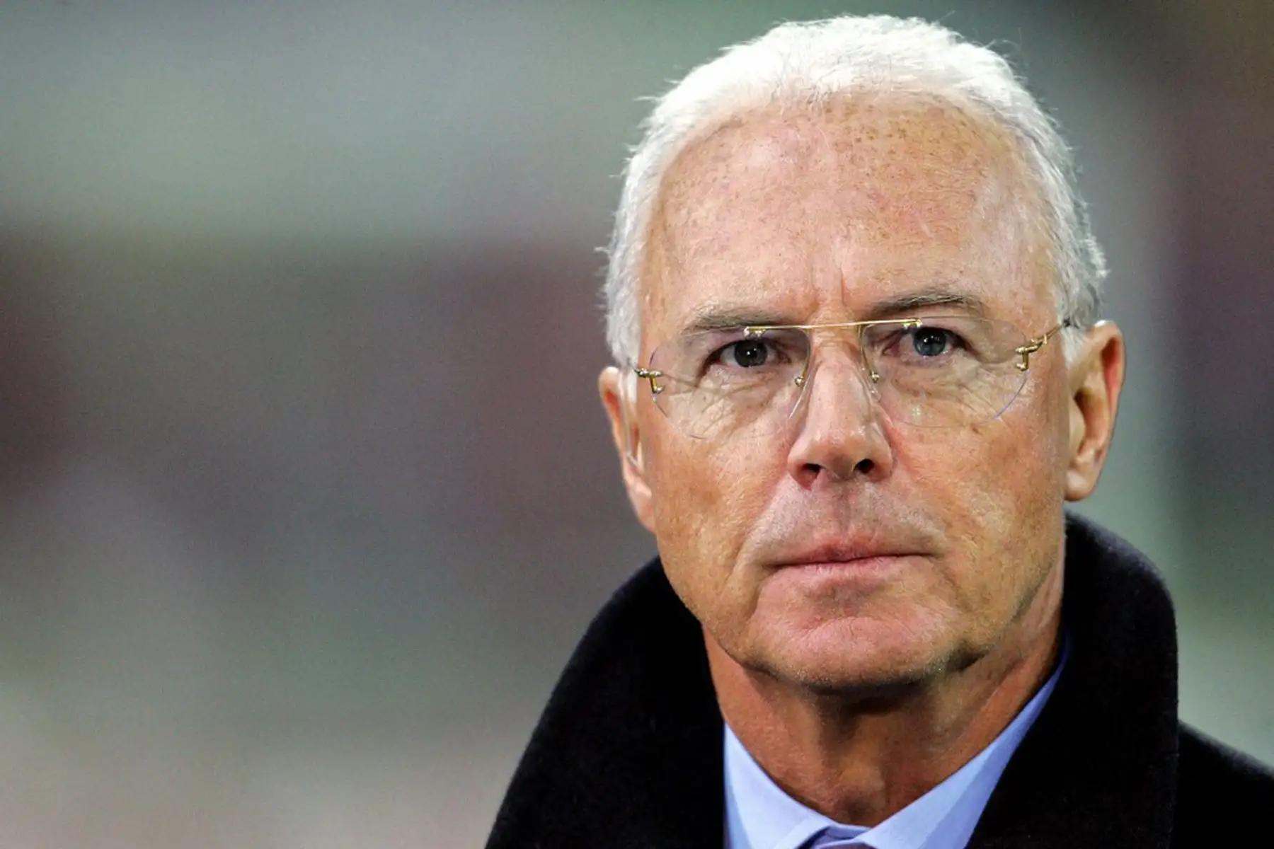 Fotografía tomada el 22 de febrero de 2005 en el Estadio Olímpico de Múnich, muestra a la leyenda del fútbol alemán Franz Beckenbauer, presidente del Bayern de Múnich y jefe del Comité Organizador de la Copa del Mundo de 2006, observando antes del partido de fútbol de la Liga de Campeones entre el Bayern de Múnich y el Arsenal. 
Foto: AFP