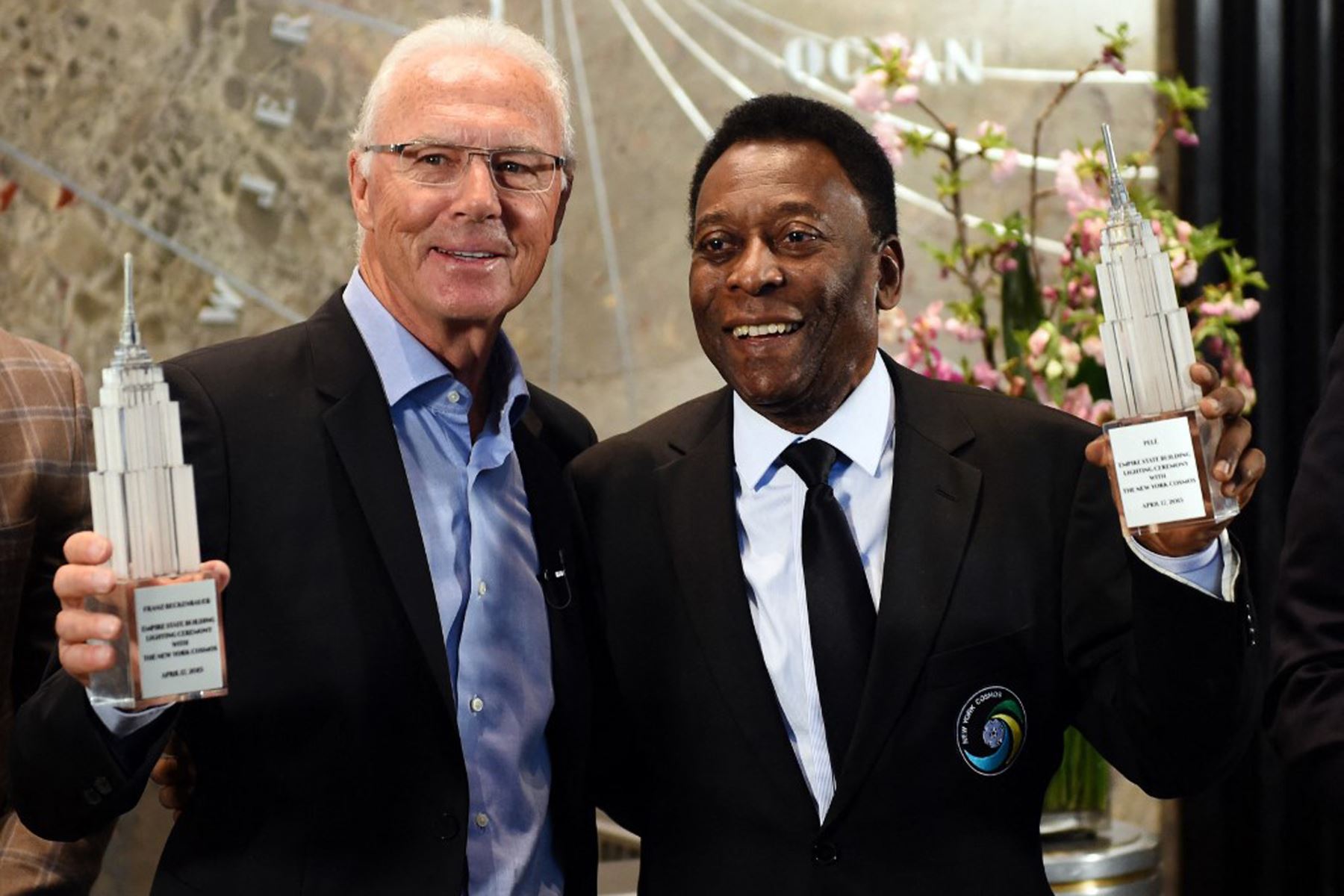 Las leyendas del fútbol del New York Cosmos Pele y Franz Beckenbauer posan después de "activar el interruptor" en el Empire State Building el 17 de abril de 2015 en Nueva York para iniciar el inicio de la temporada de primavera de 2015 del equipo. 
Foto: AFP