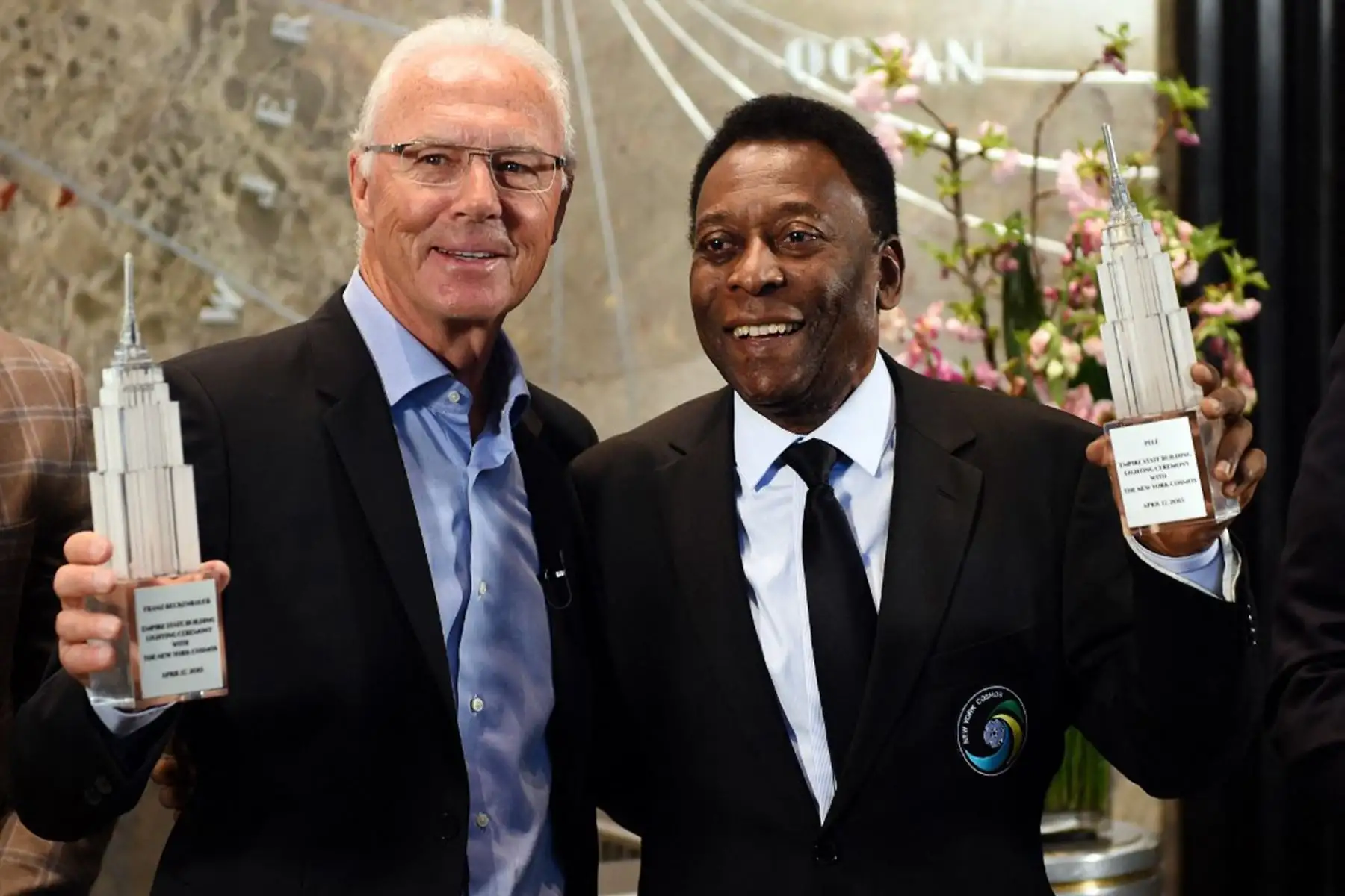 Las leyendas del fútbol del New York Cosmos Pele y Franz Beckenbauer posan después de "activar el interruptor" en el Empire State Building el 17 de abril de 2015 en Nueva York para iniciar el inicio de la temporada de primavera de 2015 del equipo. 
Foto: AFP