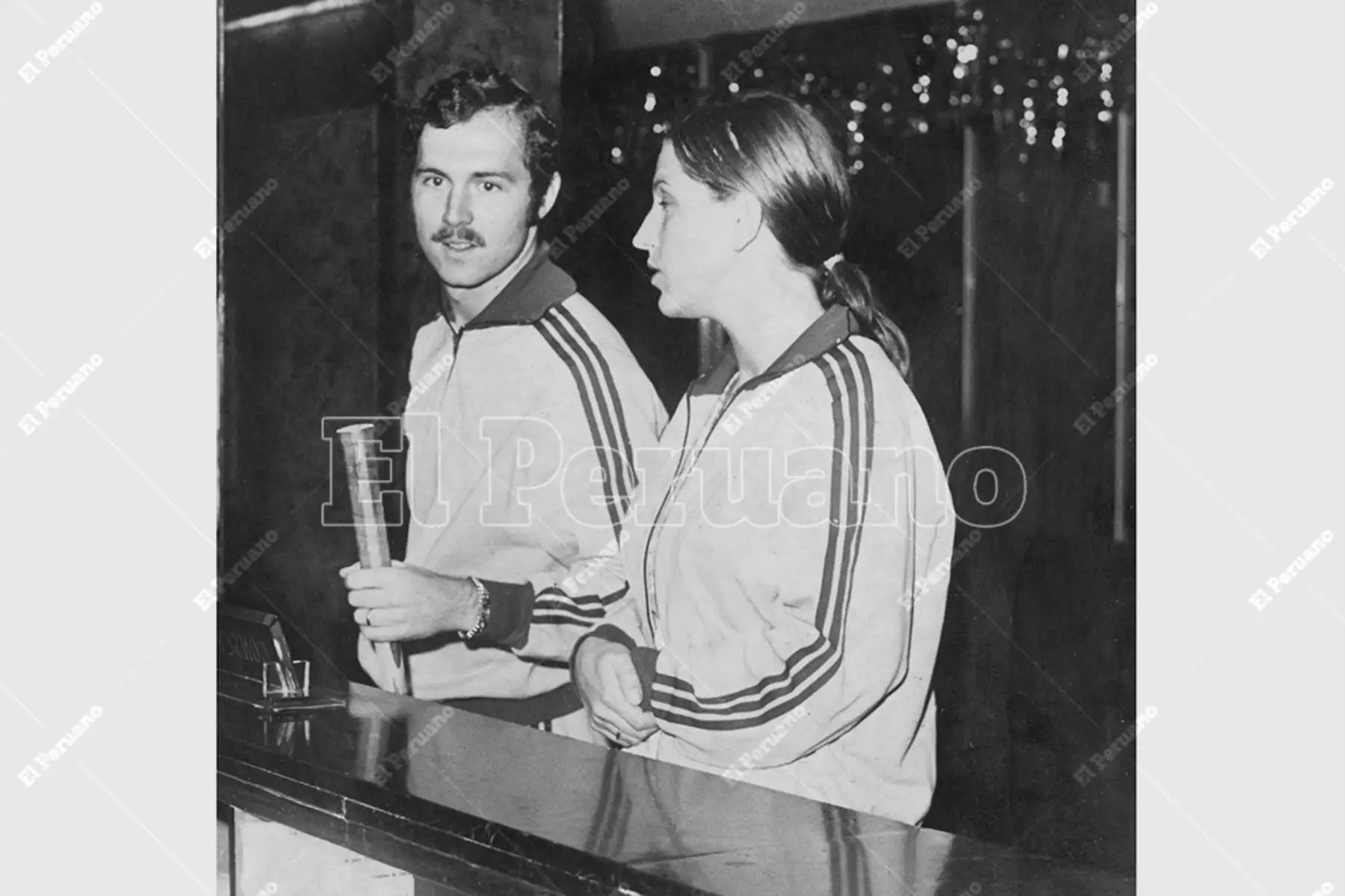Lima - 2 enero 1971 / El capitán del Bayern Munich, Franz Beckenbauer, con bigotes y sosteniendo una raqueta, acompañado por su esposa Briggitte en el Club Alemán.  Foto: Archivo Histórico de El Peruano