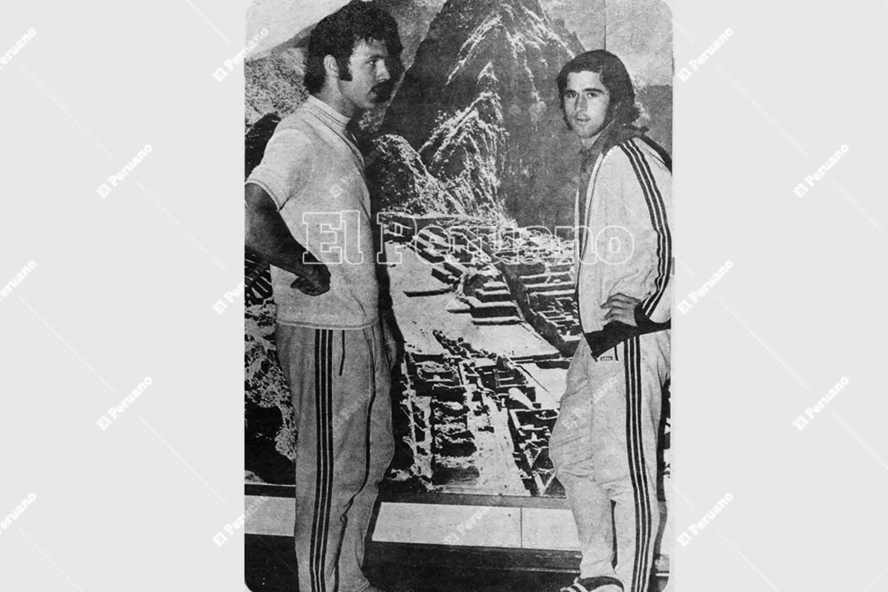 Lima - 2 enero 1971 / Los dos astros principales del Bayern Munich, Franz Beckenbauer y Gerd Müller,  reunidos junto al mural de Machu Picchu en el Club Alemán. El cuadro alemán se prepara los partidos con Universitario de Deportes y el combinado Alianza-Municipal.  Foto: Archivo Histórico de El Peruano