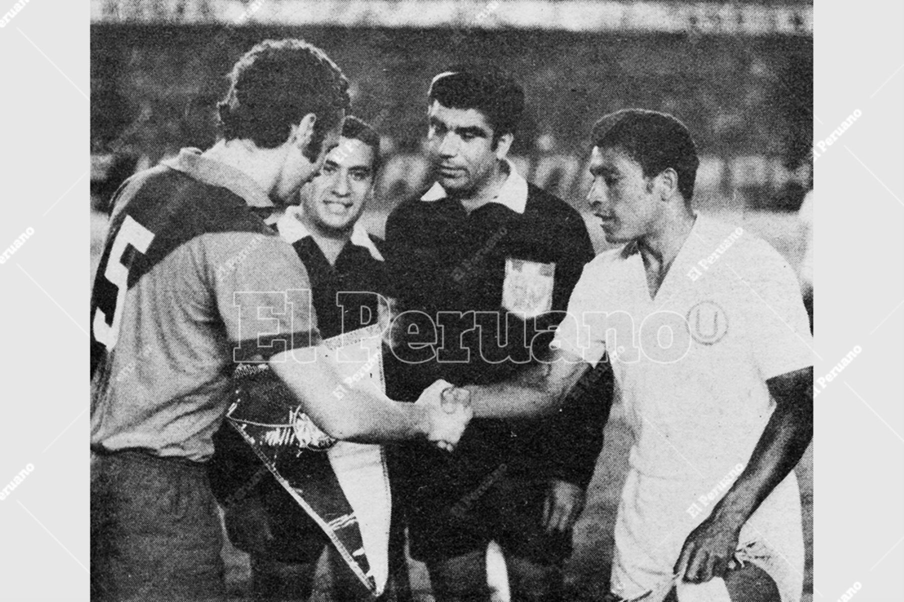 Lima - 5 enero 1971 / Franz Beckenbauer y Héctor Chumpitaz se saludan en presencia del árbitro Enrique Labó. Universitario de Deportes y Bayern Munich igualaron 2-2 en el Estadio Nacional.  Foto: Archivo Histórico de El Peruano