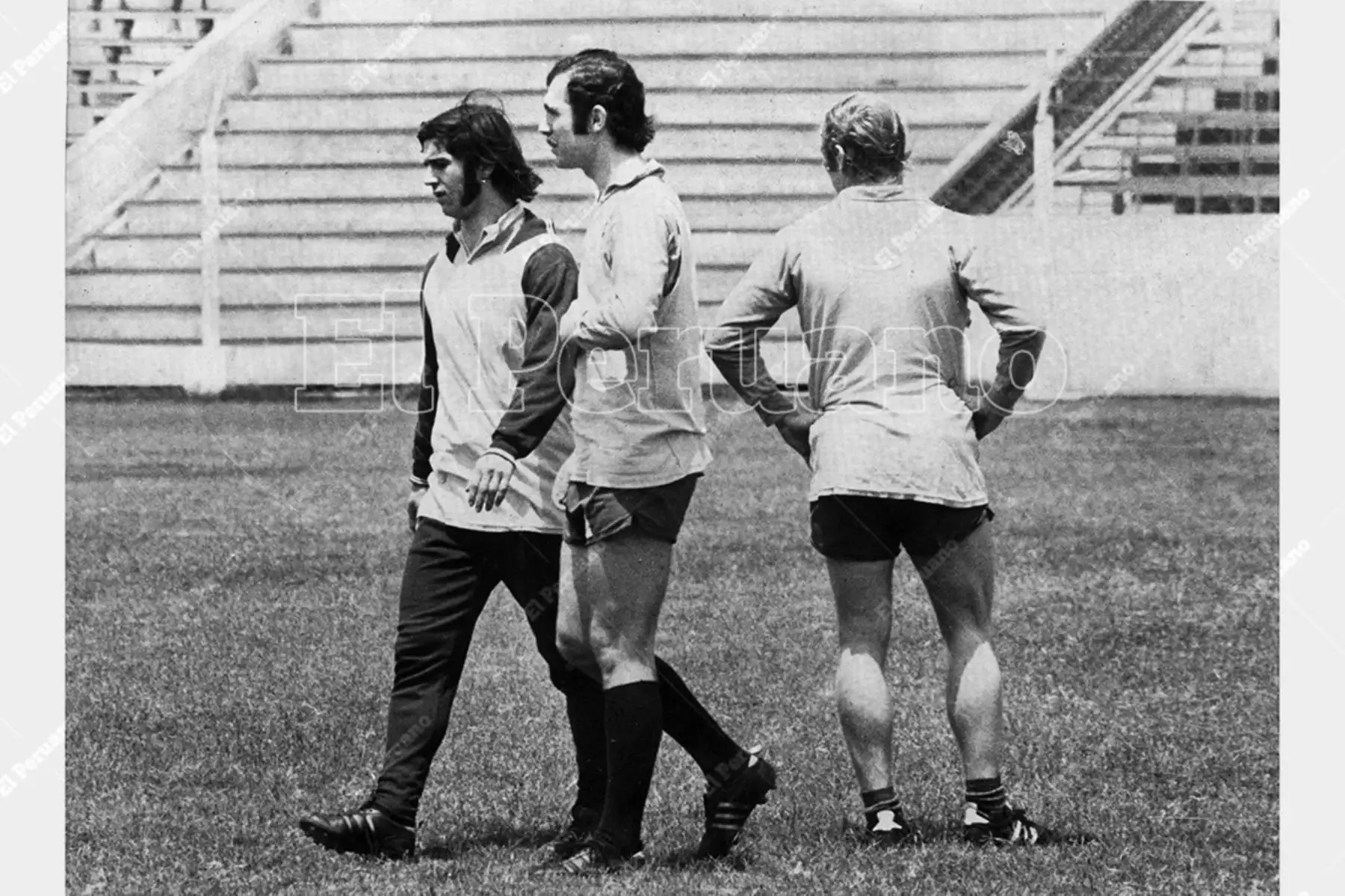 Lima - 2 enero 1971 /  Franz Beckenbauer y Gerd Müller en los entrenamientos del  Bayern Munich en el estadio Lolo Fernández. El equipo alemán  llegó con sus estrellas mundialistas para los duelos con Universitario de Deportes y el combinado Alianza-Municipal.  Foto: Archivo Histórico de El Peruano