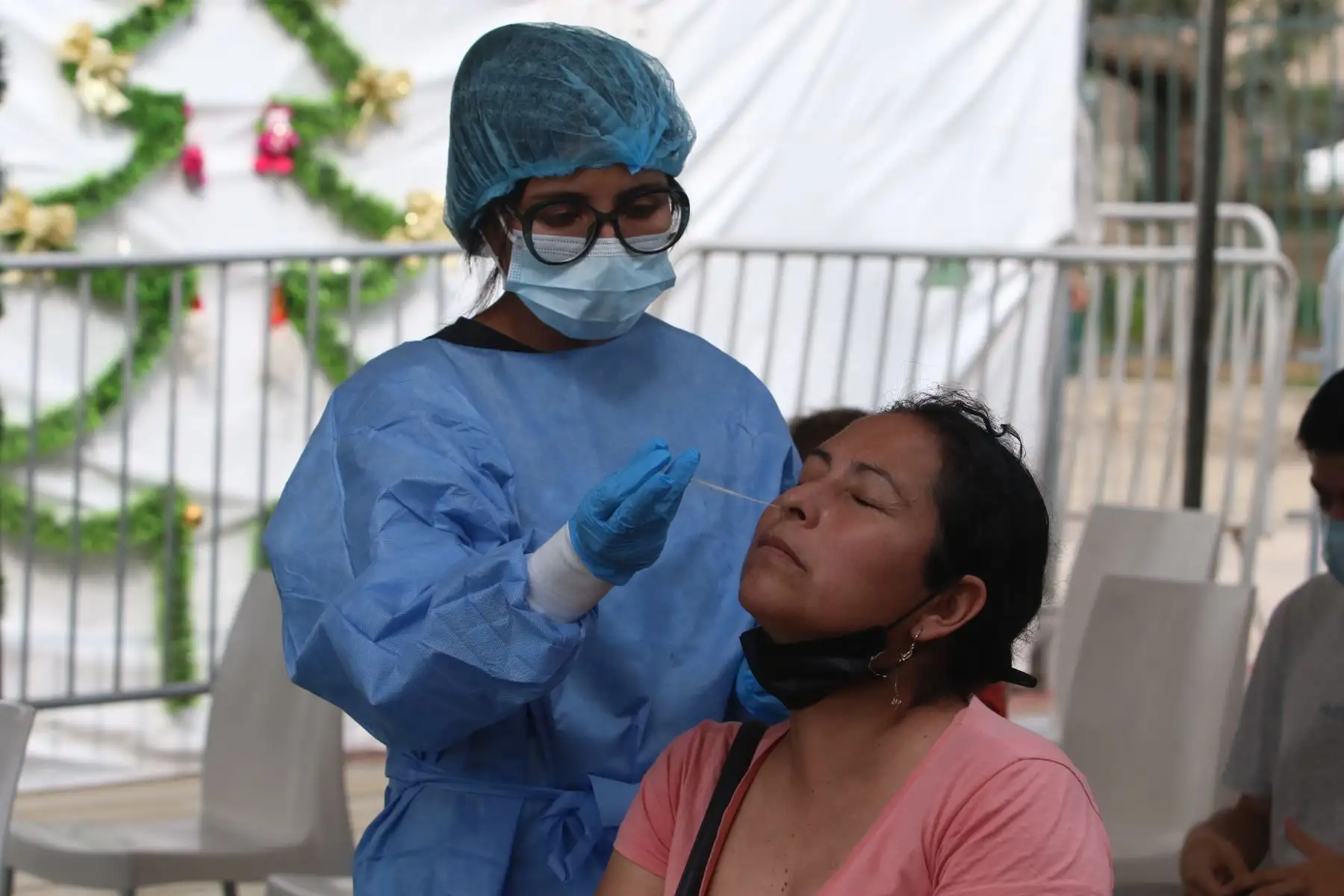 Si bien hay un número importante de casos, la gran mayoría son pacientes que presentan el sublinaje JN.1, “altamente contagioso pero de poca letalidad”, añadió el ministro de salud.FOTO:ANDINA/Hector Vinces.