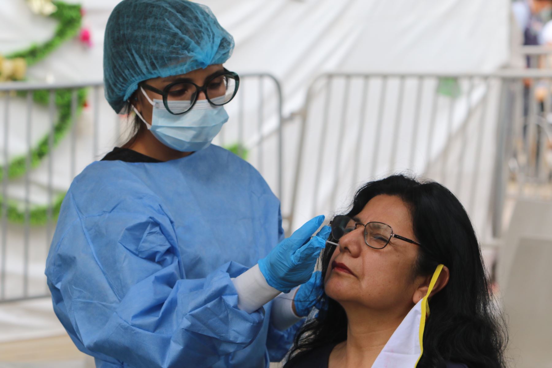 Toma de muestra con hisopado para descarte de covid-19 en el Campo de Marte. Foto: ANDINA/Héctor Vinces