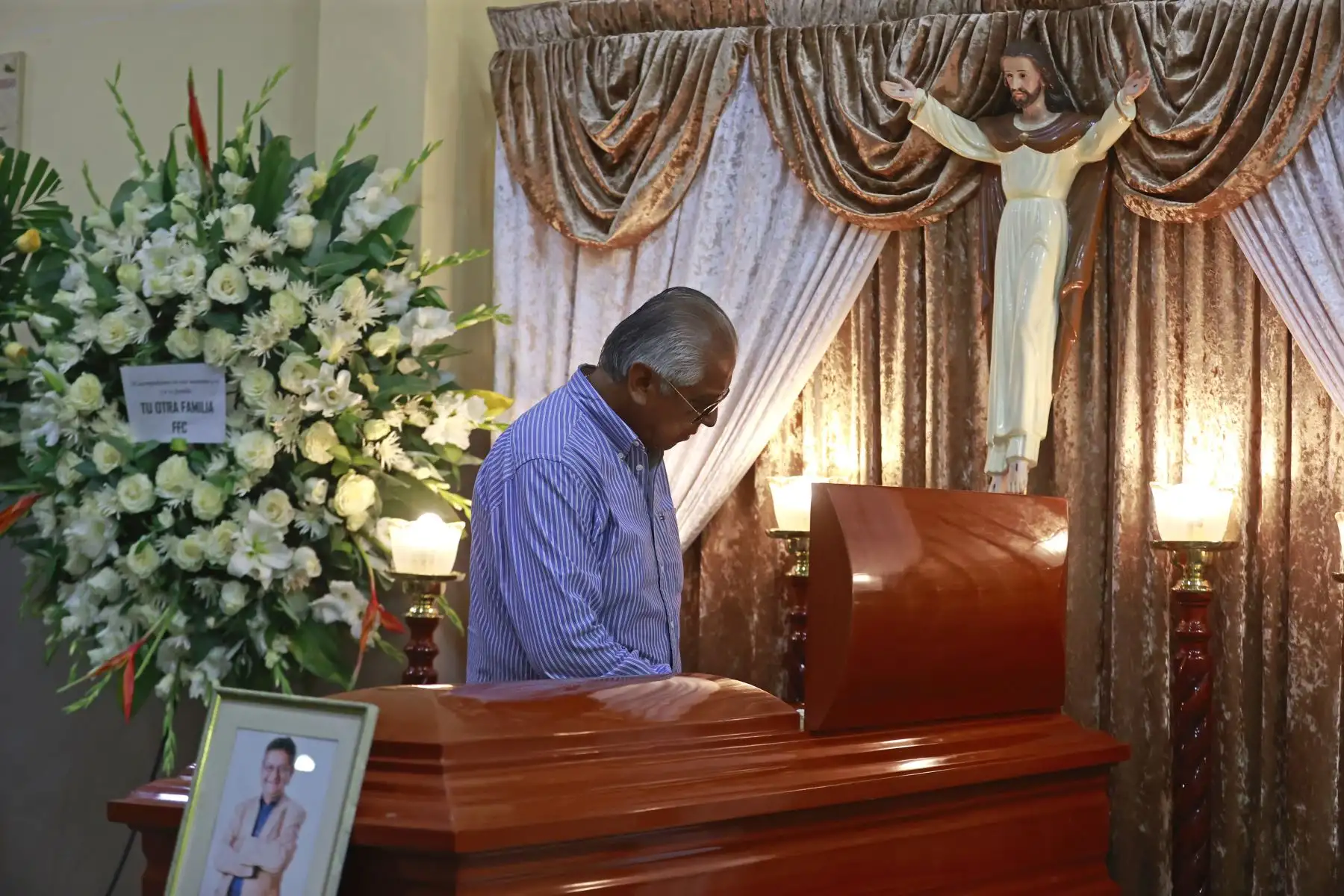 Velatorio de Eloy Jáuregui, reconocido periodista, falleció a los 70 años.  Foto: ANDINA/Vidal Tarqui