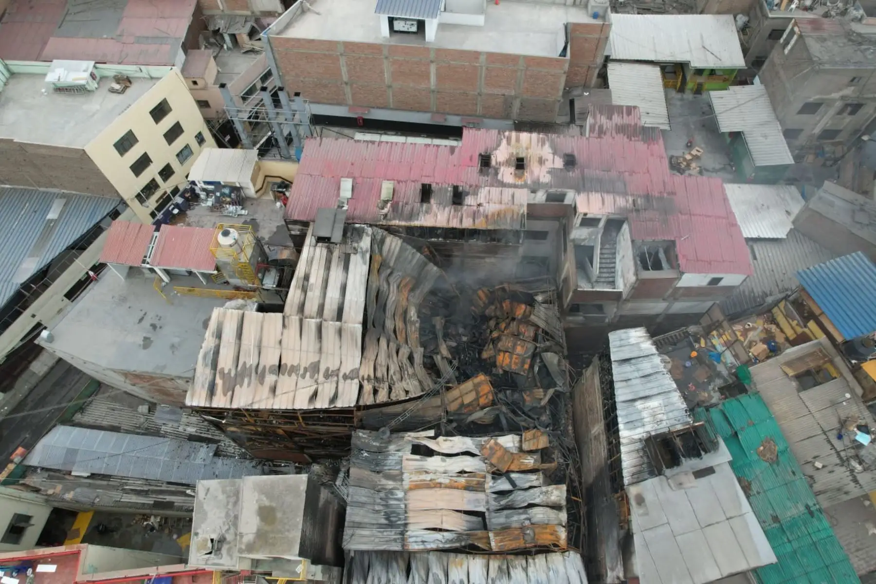 Así luce la galería comercial ubicada en la cuadra 10 del jirón Andahuaylas, en la zona de Mesa Redonda, luego que la noche de ayer se reportara un incendio de grandes proporciones en su interior. Con la ardua labor de más de 27 unidades y 100 bomberos, se logró controlar el siniestro que consumió este inmueble donde comercializaban y almacenaban productos altamente inflamables. Foto: ANDINA/Andrés Valle