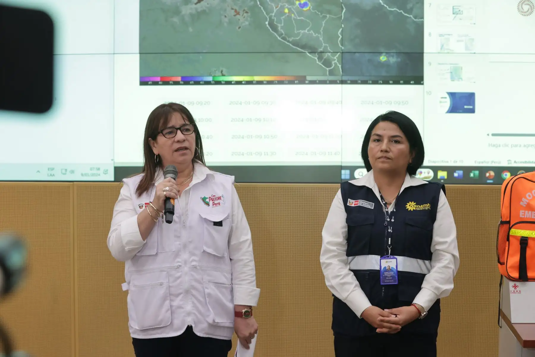 Desde el Centro de Operaciones de Emergencia Nacional (COEN),  La ministra de Educación, Miriam Ponce y la Presidenta Ejecutiva de Senamhi, Gabriela Rosas, brindaron una conferencia de prensa para dar a conocer las medidas que se están tomando desde sus sectores para enfrentar el Fenómeno del Niño.
Foto: ANDINA/Andrés Valle