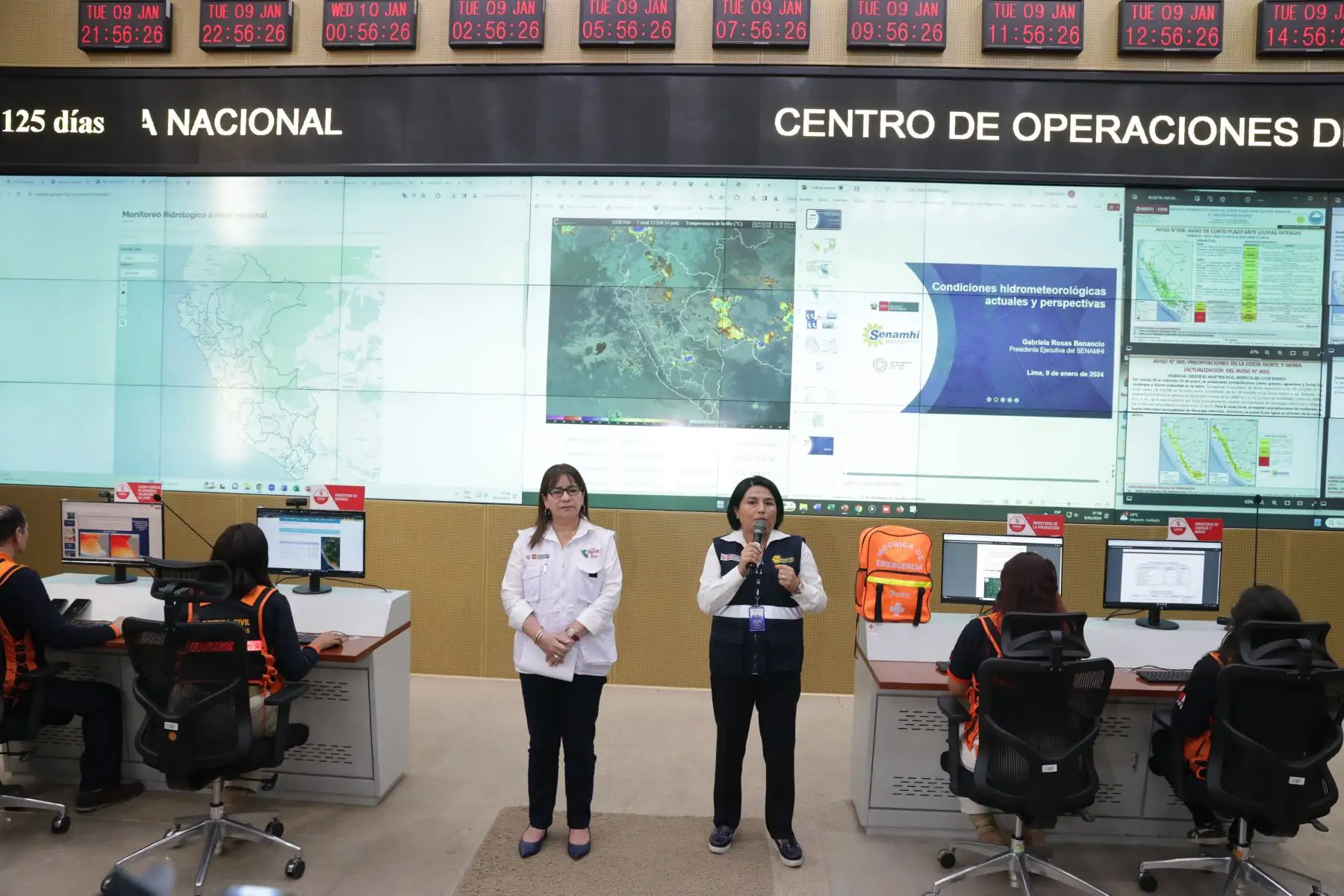 Desde el Centro de Operaciones de Emergencia Nacional (COEN),  La ministra de Educación, Miriam Ponce y la Presidenta Ejecutiva de Senamhi, Gabriela Rosas, brindaron una conferencia de prensa para dar a conocer las medidas que se están tomando desde sus sectores para enfrentar el Fenómeno del Niño.
Foto: ANDINA/Andrés Valle